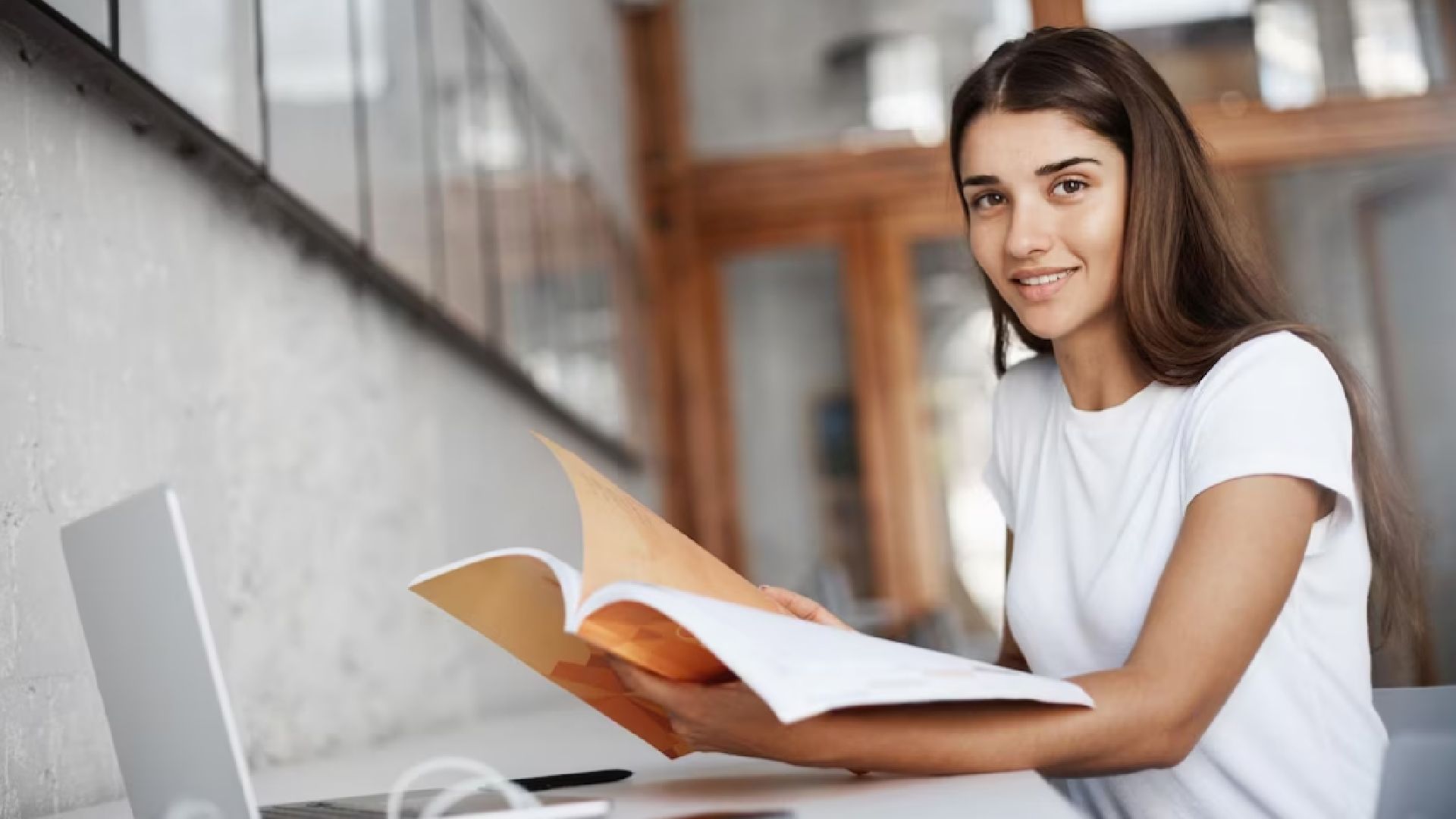 La lectura de hasta tres veces el mismo texto es clave en el método SQ3R. (Freepik)