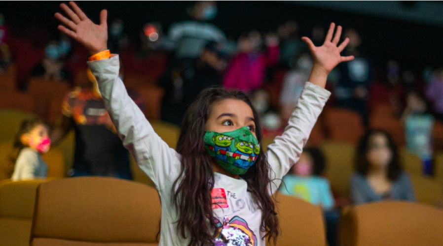 En la imagen, una niña disfrutando de las actividades de la Cinemateca de Bogotá durante la semana de receso escolar. Foto: Cinemateca de Bogotá