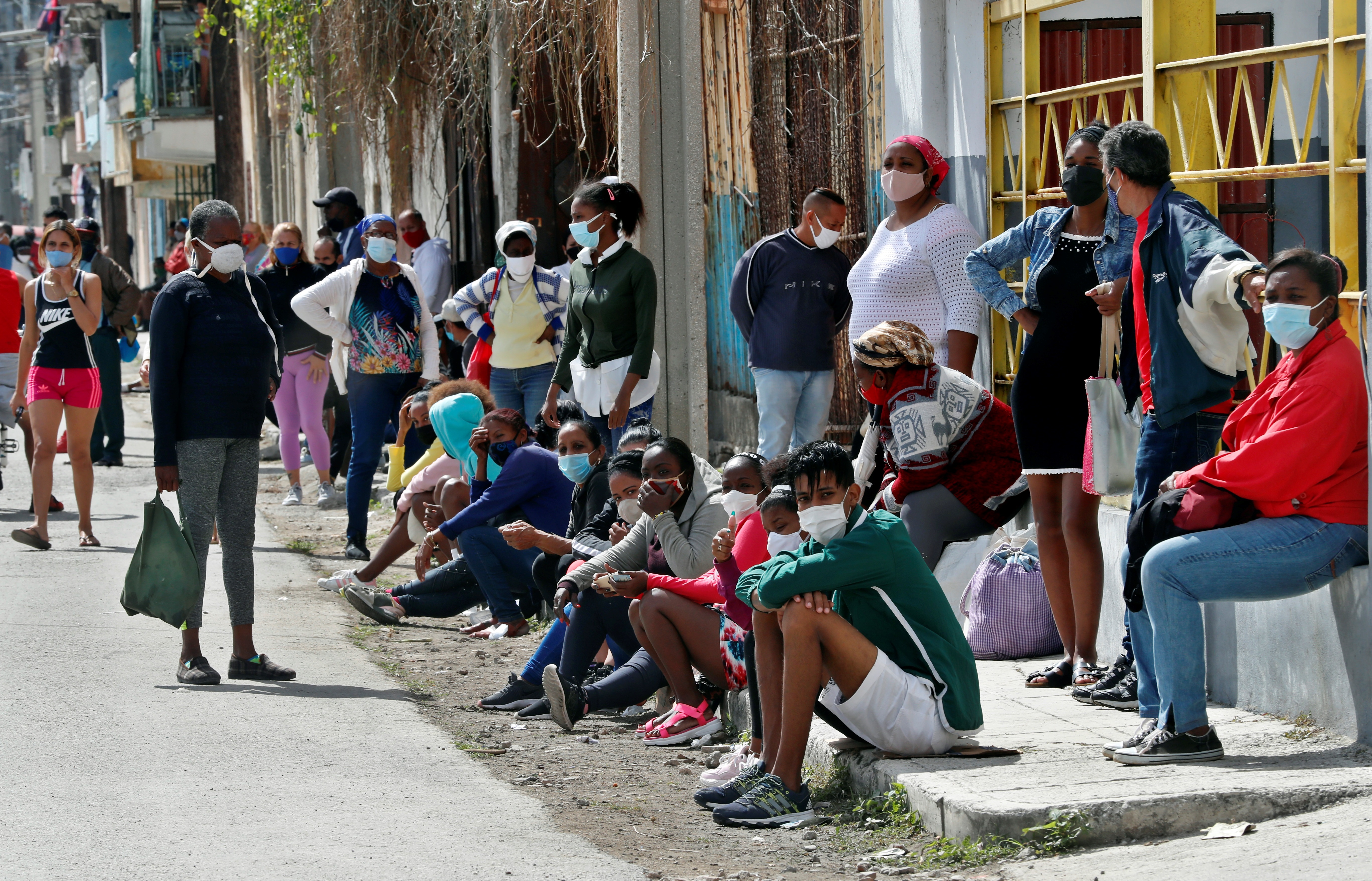 Personas con tapabocas hacen fila para comprar alimentos en un mercado de La Habana (Foto: EFE)