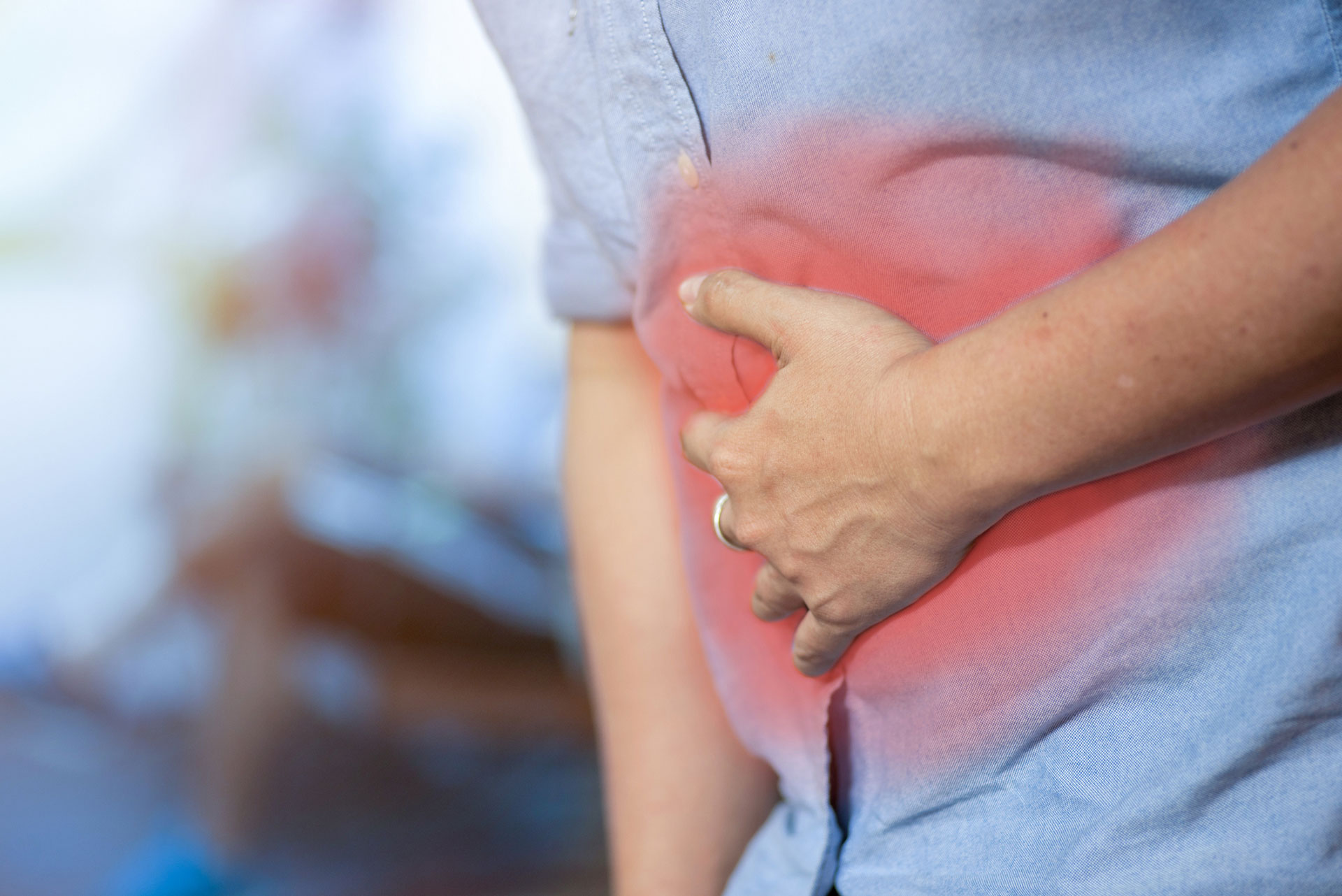 El ardor en el estómago es uno de los signos que puede aparecer cuando afrontamos "estímulos negativos o estresantes", según el médico Edgardo Smecuol (Getty)