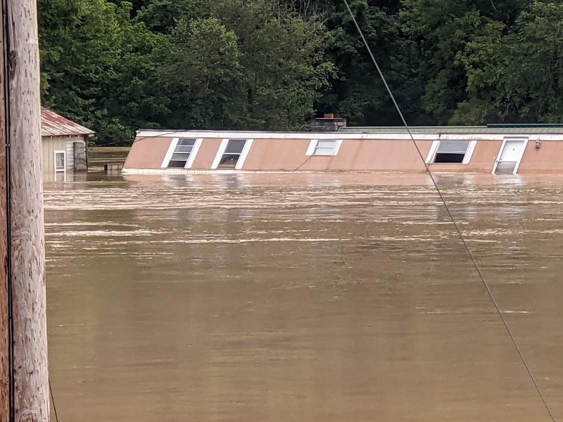 Una casa sumergida en la zona afectada por las inundaciones, en el condado de Breathitt, Kentucky, el 28 de julio de 2022 (REUTERS)