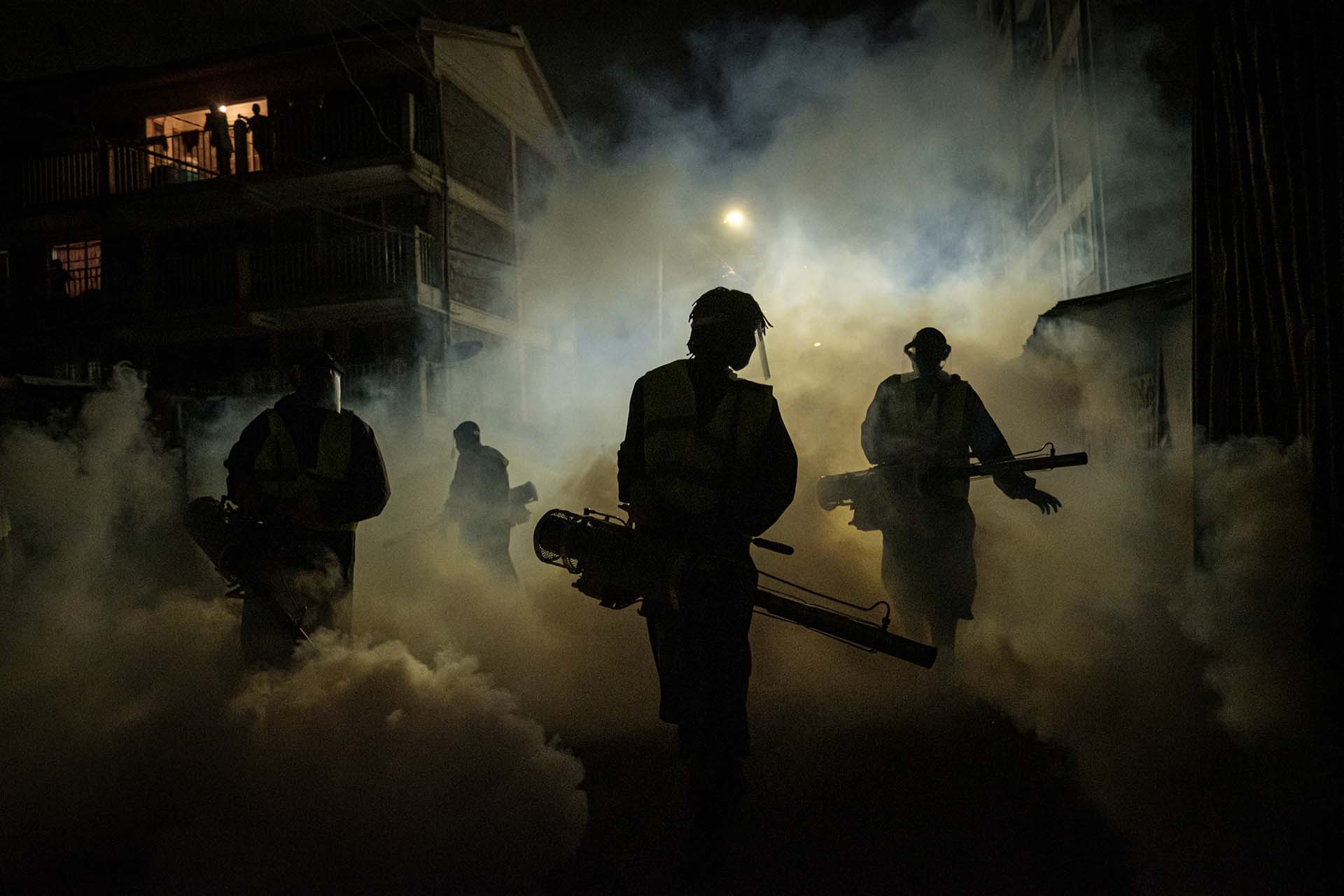 Voluntarios fumigan las calles de Nairobi, en Kenia, para prevenir la expansión del covid-19 (6 de abril) 