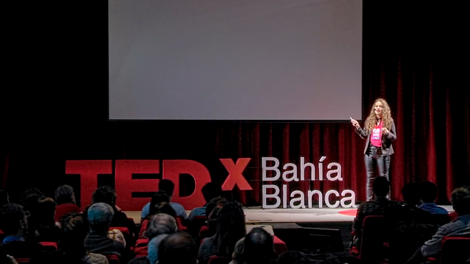 Mayra en la charla TED en Bahía Blanca