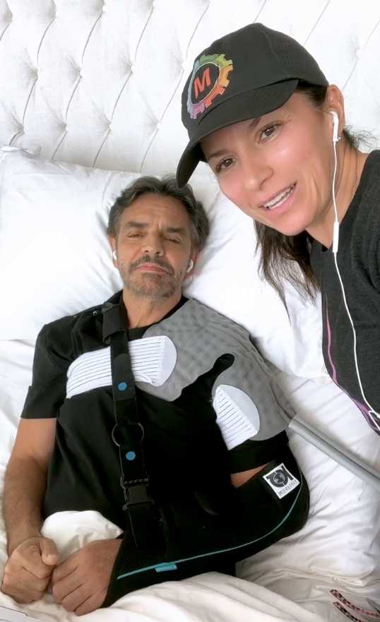 Eugenio Derbez was helped by his wife Alessandra Rosaldo in his most recent livestream session (Photo: File)
