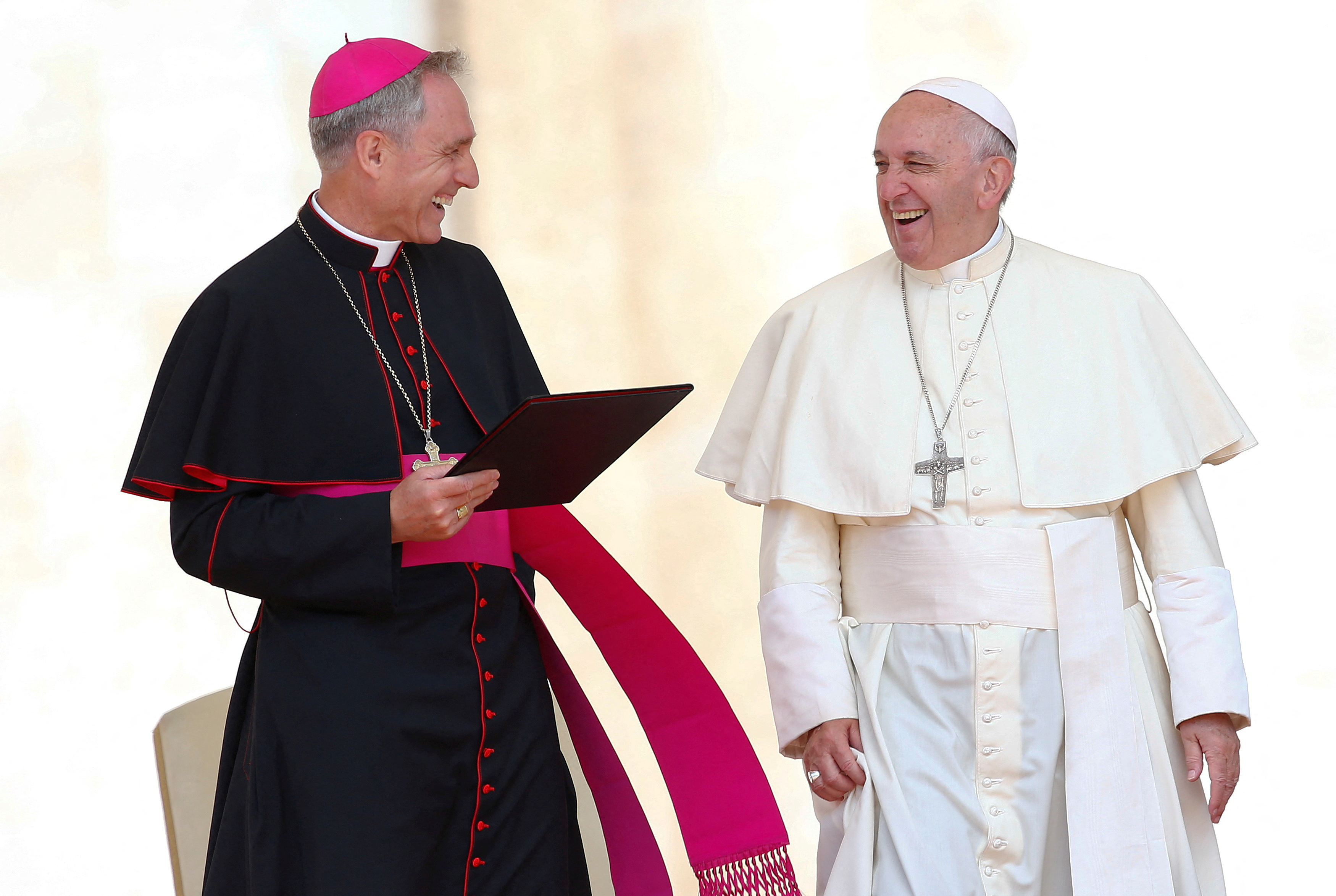 Ganswein confirmó la existencia de corrientes o “bandos” en el Vaticano (REUTERS)