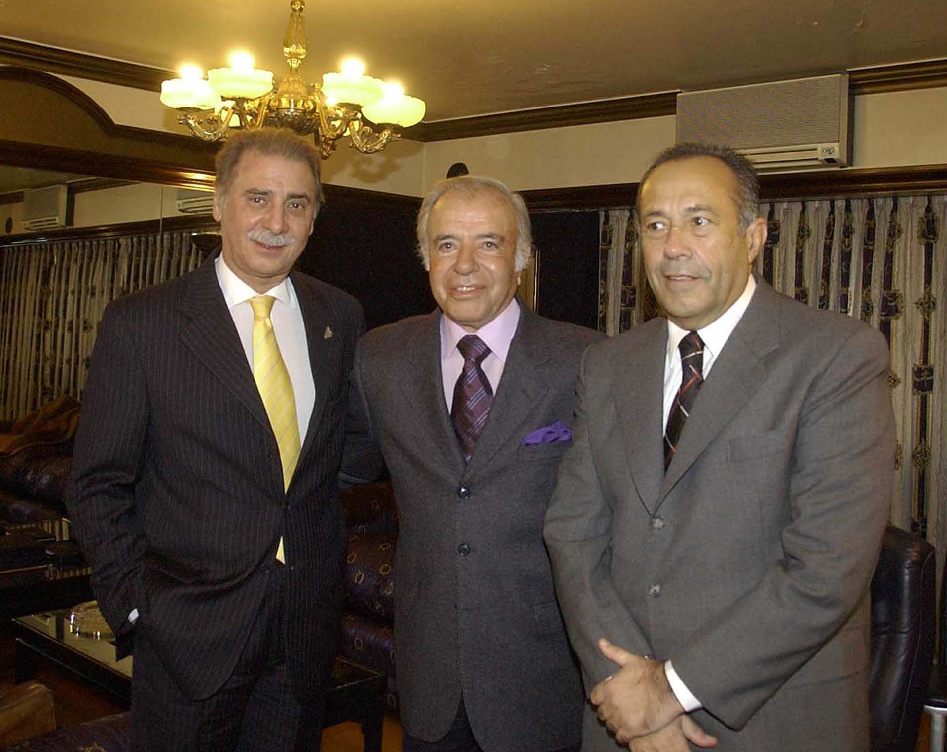 Los ex presidentes Carlos Menem y Adolfo Rodríguez Saá y el gobernador de Neuquén, Jorge Sobisch, durante una reunión del peronismo opositor al presidente Néstor Kirchner 