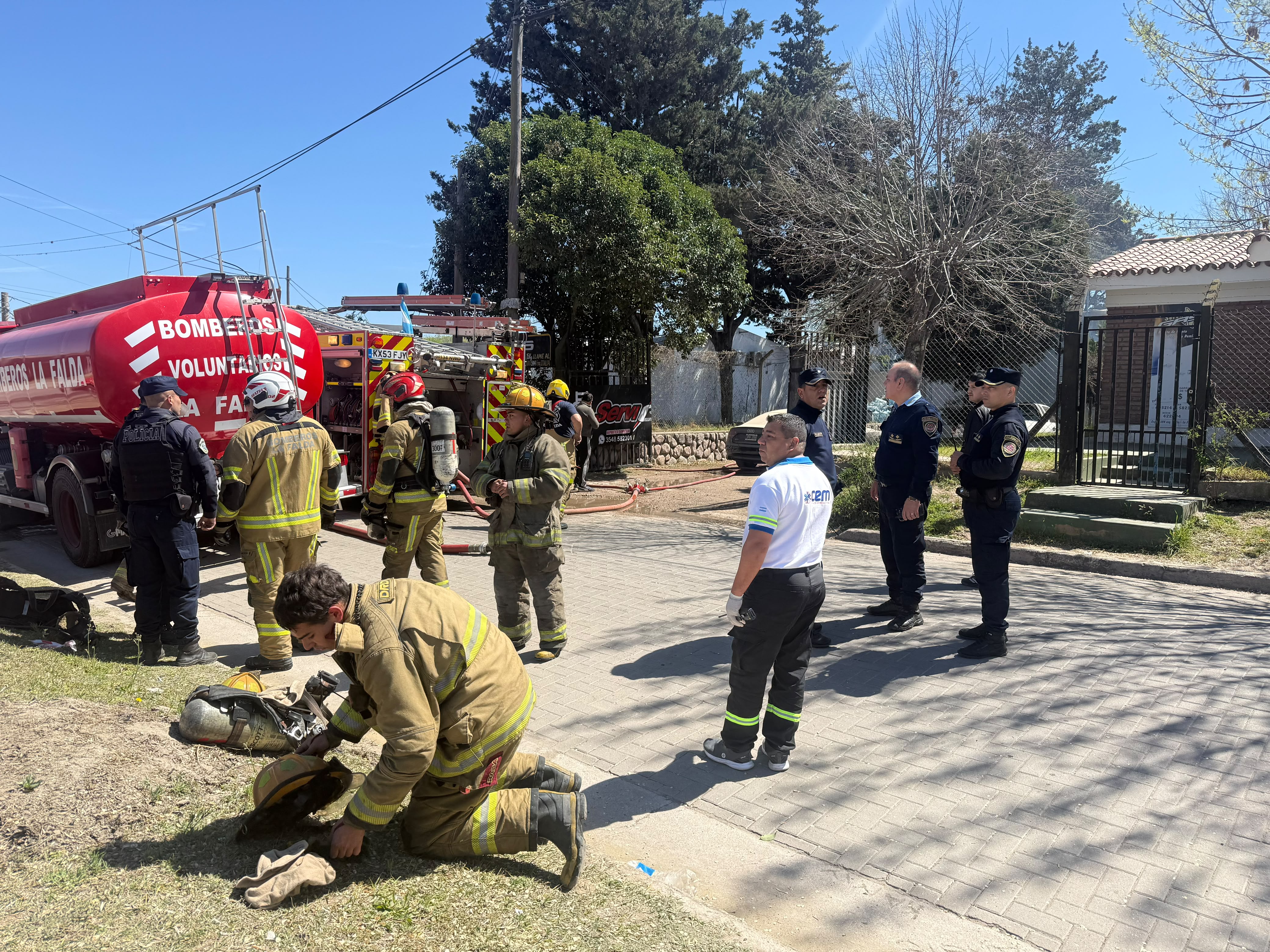 Feroz incendio en C&oacute;rdoba: un hombre sufri&oacute; quemaduras despu&eacute;s de que se prendi&oacute; fuego un dep&oacute;sito de garrafas