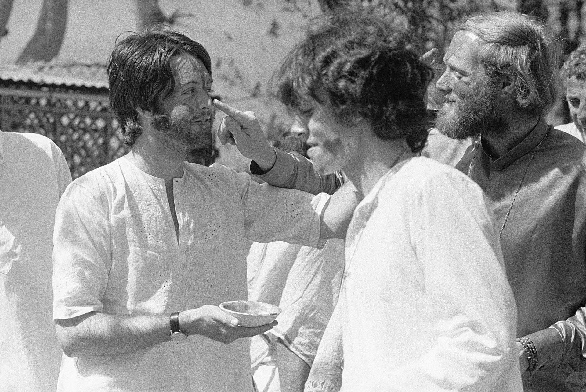 Paul McCartney estuvo tres semanas en la India. En algún momento creyó haber vuelto a sus días del colegio y a la disciplina victoriana (Bettmann Archive)