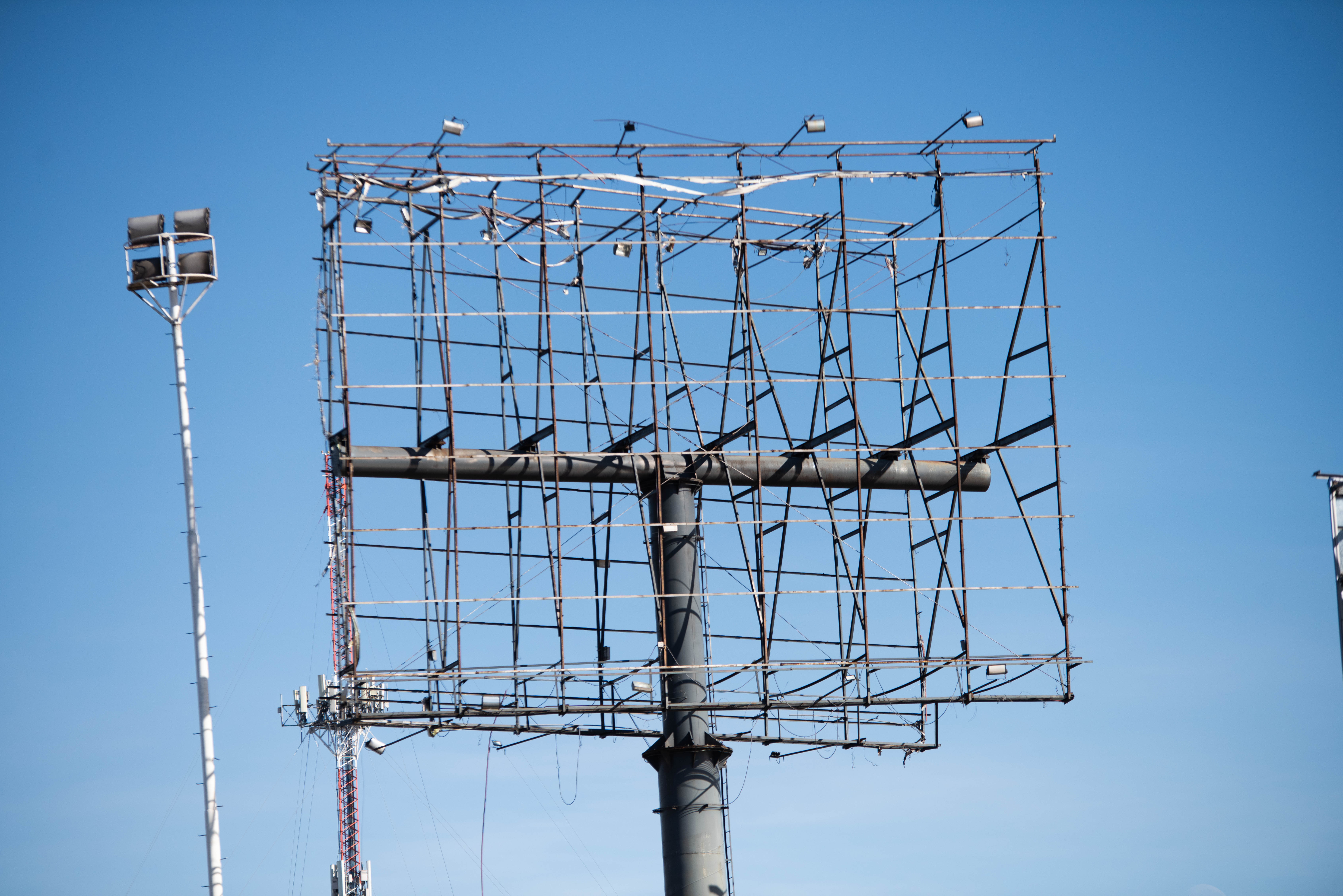 La estructura desnuda de una cartelera publicitaria