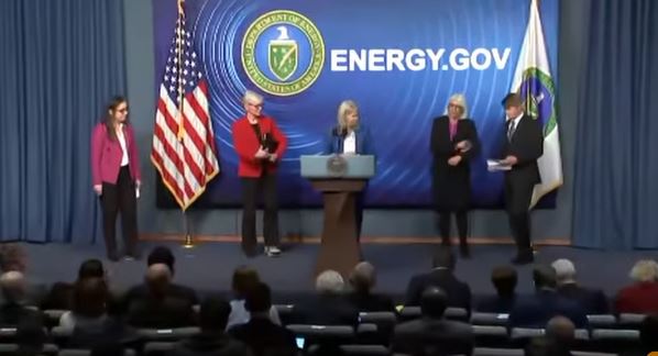 La secretaria de Energía de EEUU, Jennifer Granholm, fue la encargada de anunciar en vivo el éxito histórico que alcanzó el laboratorio NIF la semana pasada