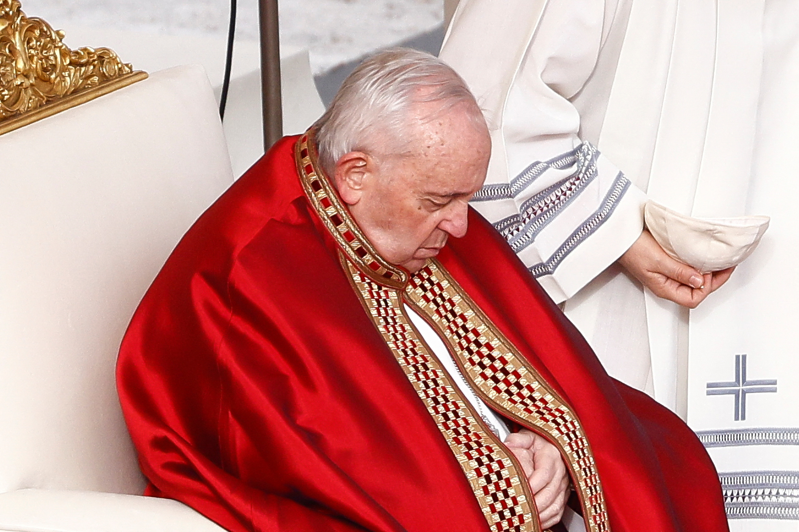 Papst Franziskus leitete die Beerdigung des ehemaligen Papstes Benedikt auf dem Petersplatz im Vatikan.