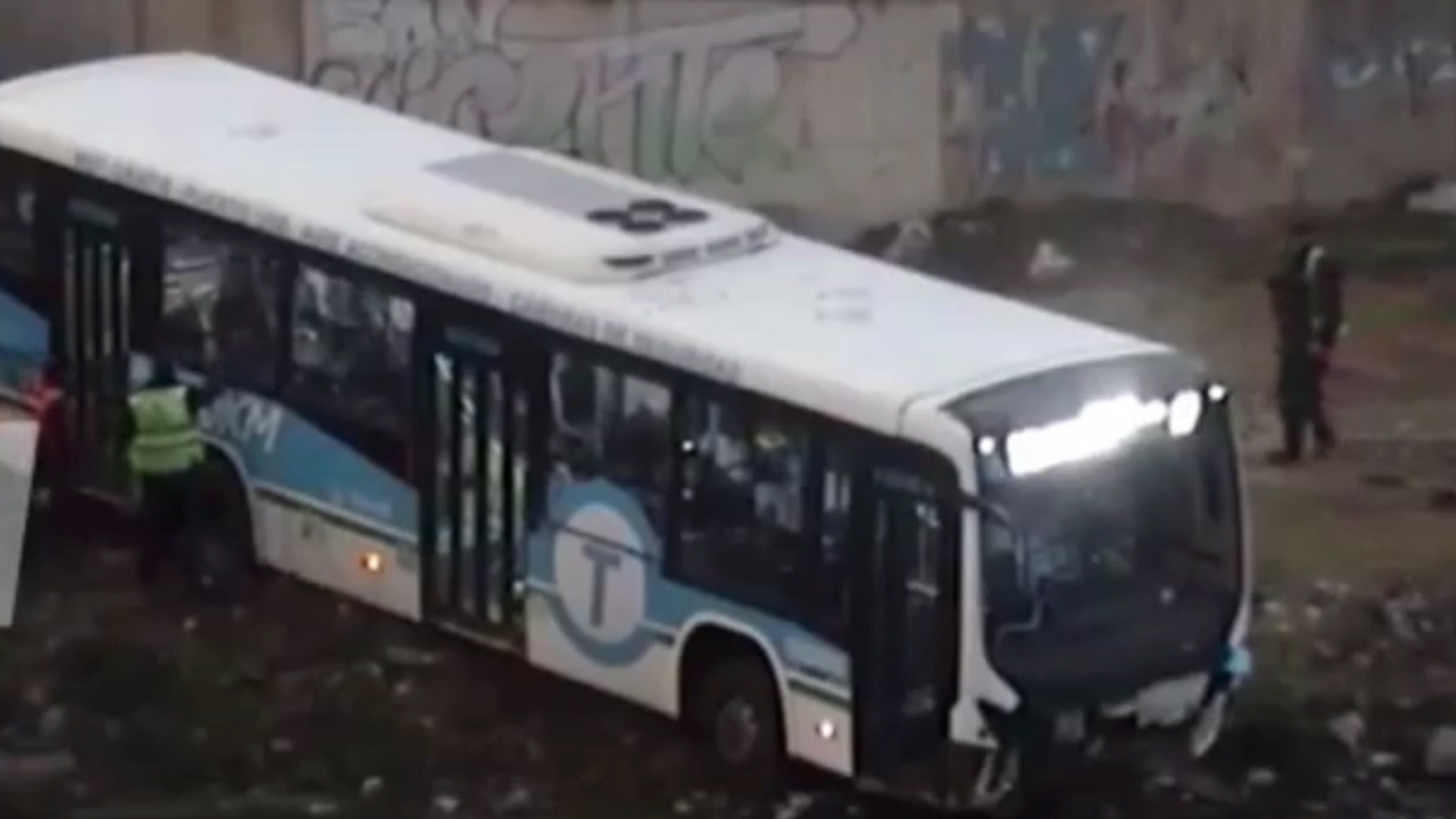 Primeros movimientos que se realizaron para rescatar a quienes permanecían adentro del colectivo tras el accidente 