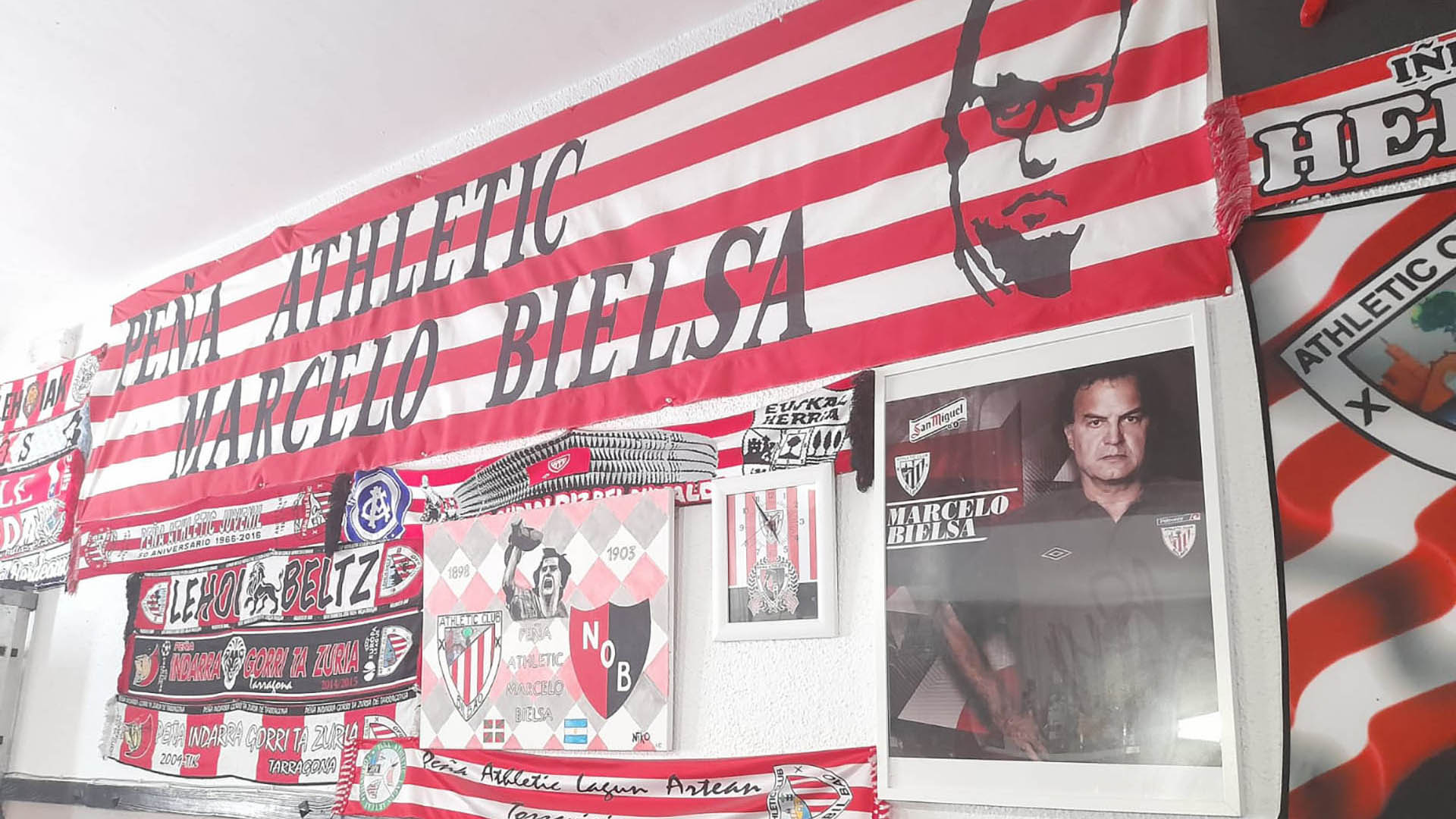 La peña del Athletic Bilbao con el nombre de Bielsa que funciona en un bar y debió cumplir una regla innegociable del argentino: “Somos los locos del Loco”