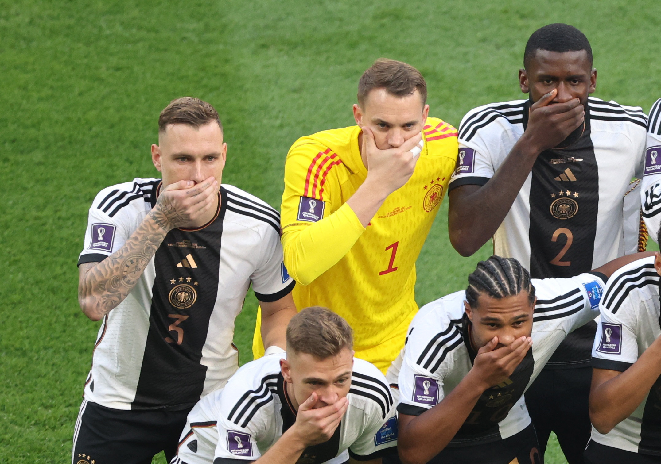 Neuer y sus compañeros de Alemania se taparon la boca para protestar contra la FIFA en el Mundial (REUTERS/Molly Darlington)