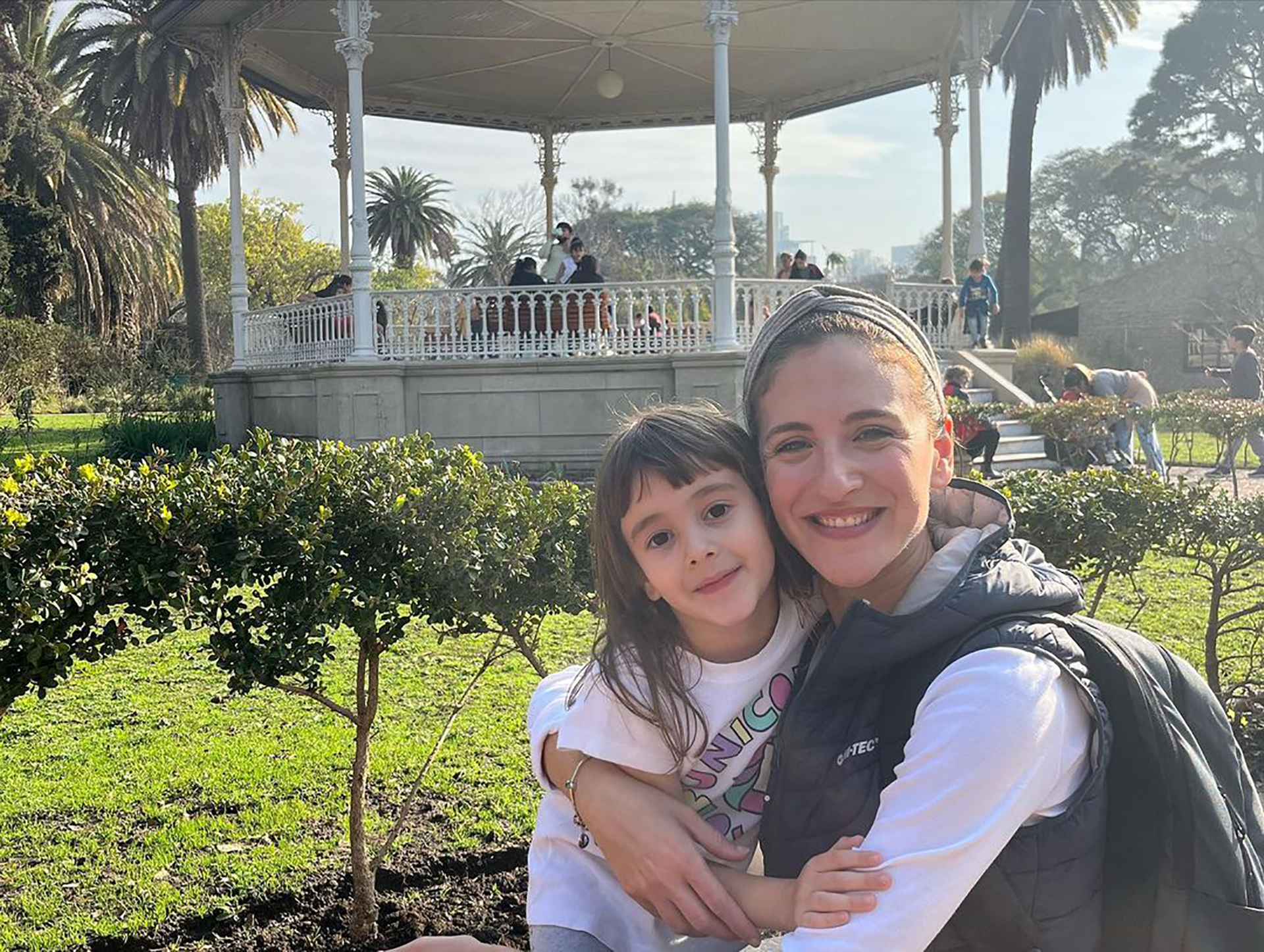 Carolina junto a su sobrina Juana, de paseo por la Ciudad de Buenos Aires