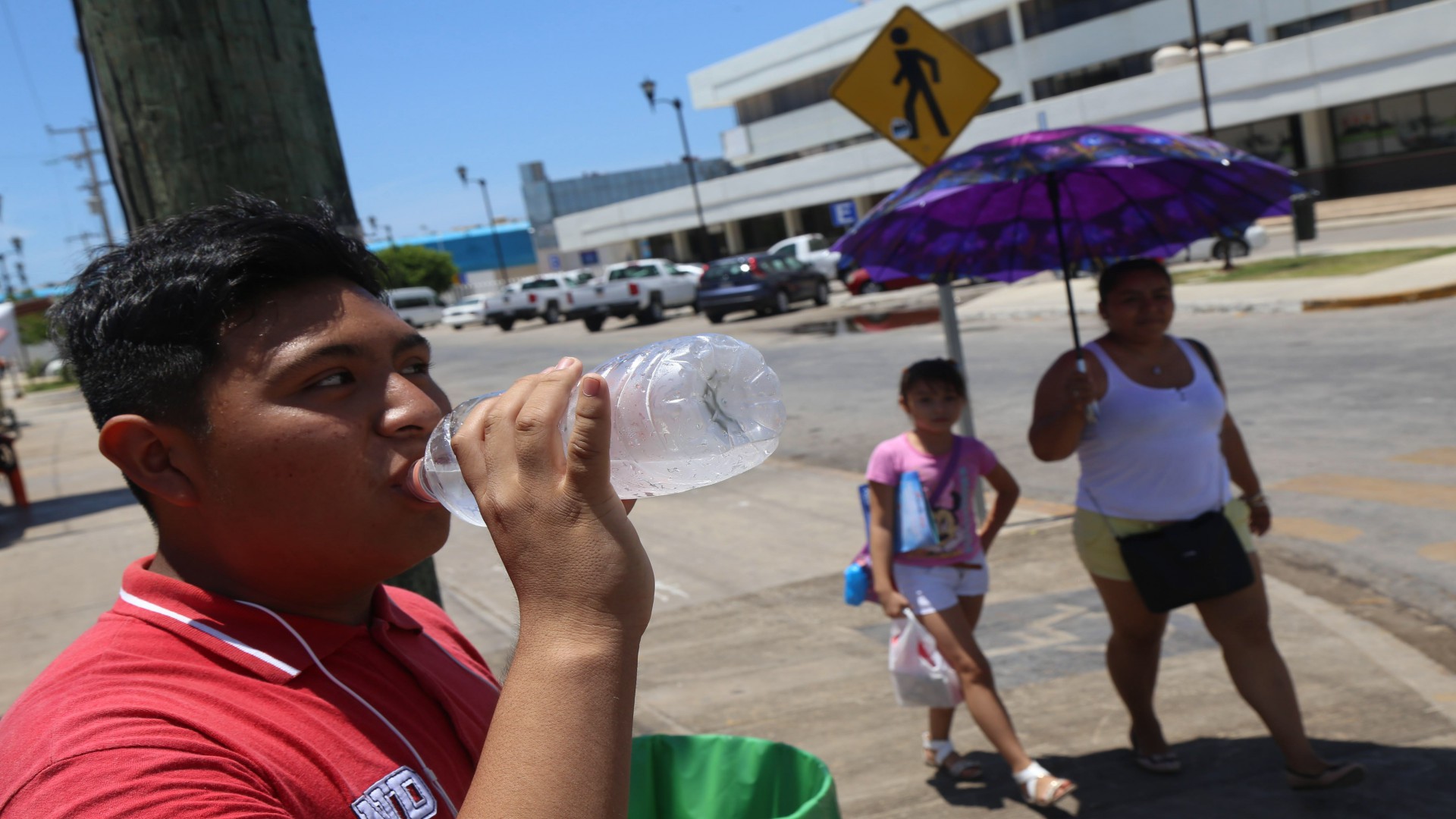 Las personas tendrán que mantenerse hidratadas durante la canícula para evitar golpes de calor. (Foto: Cuartoscuro).