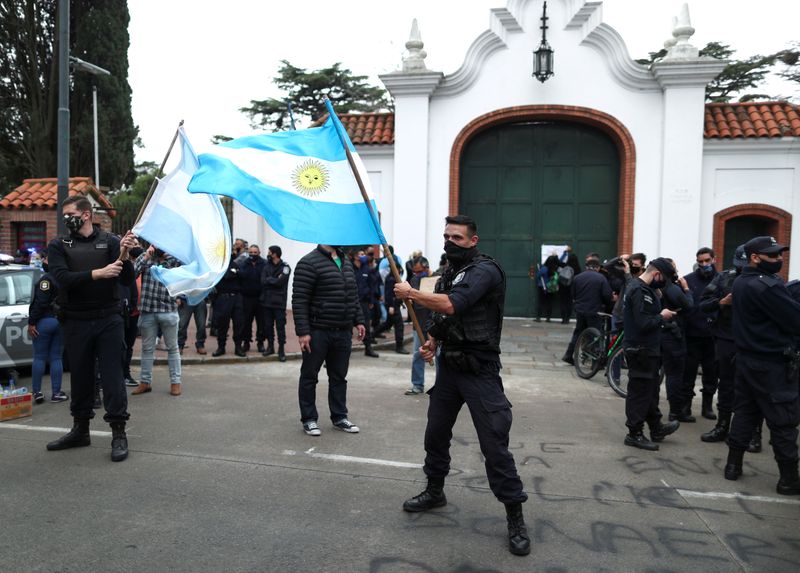 La policía rodeo la Quinta de Olivos en reclamo a demandas salariales en una protesta inédita en la vida democrática REUTERS/Agustin Marcarian