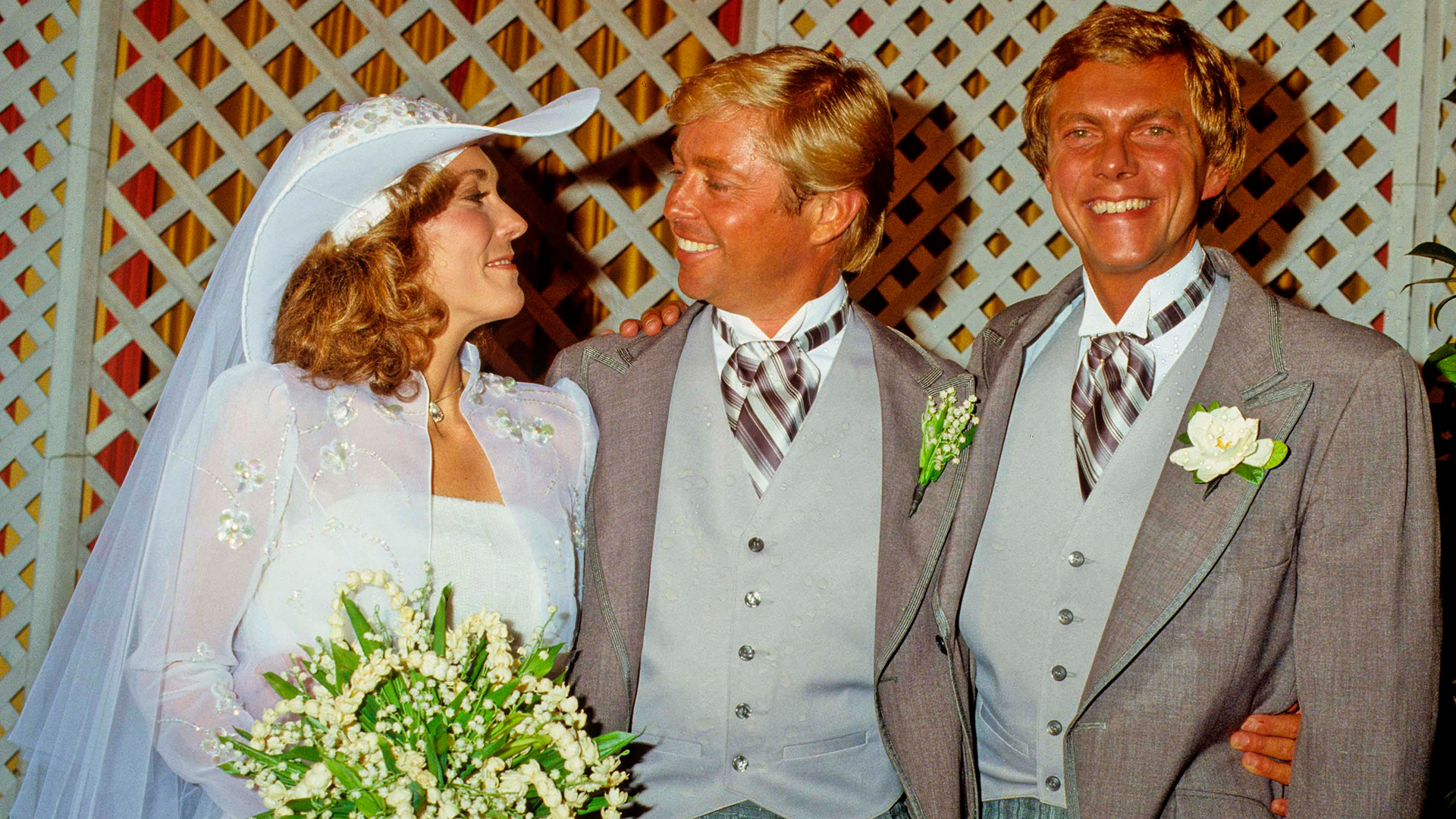 Karen Carpenter junto a su flamante marido Tom Burris y su hermano Richard. La joven se casó enamorada, él solo quería el dinero para poder pagar deudas (The Grosby Group)