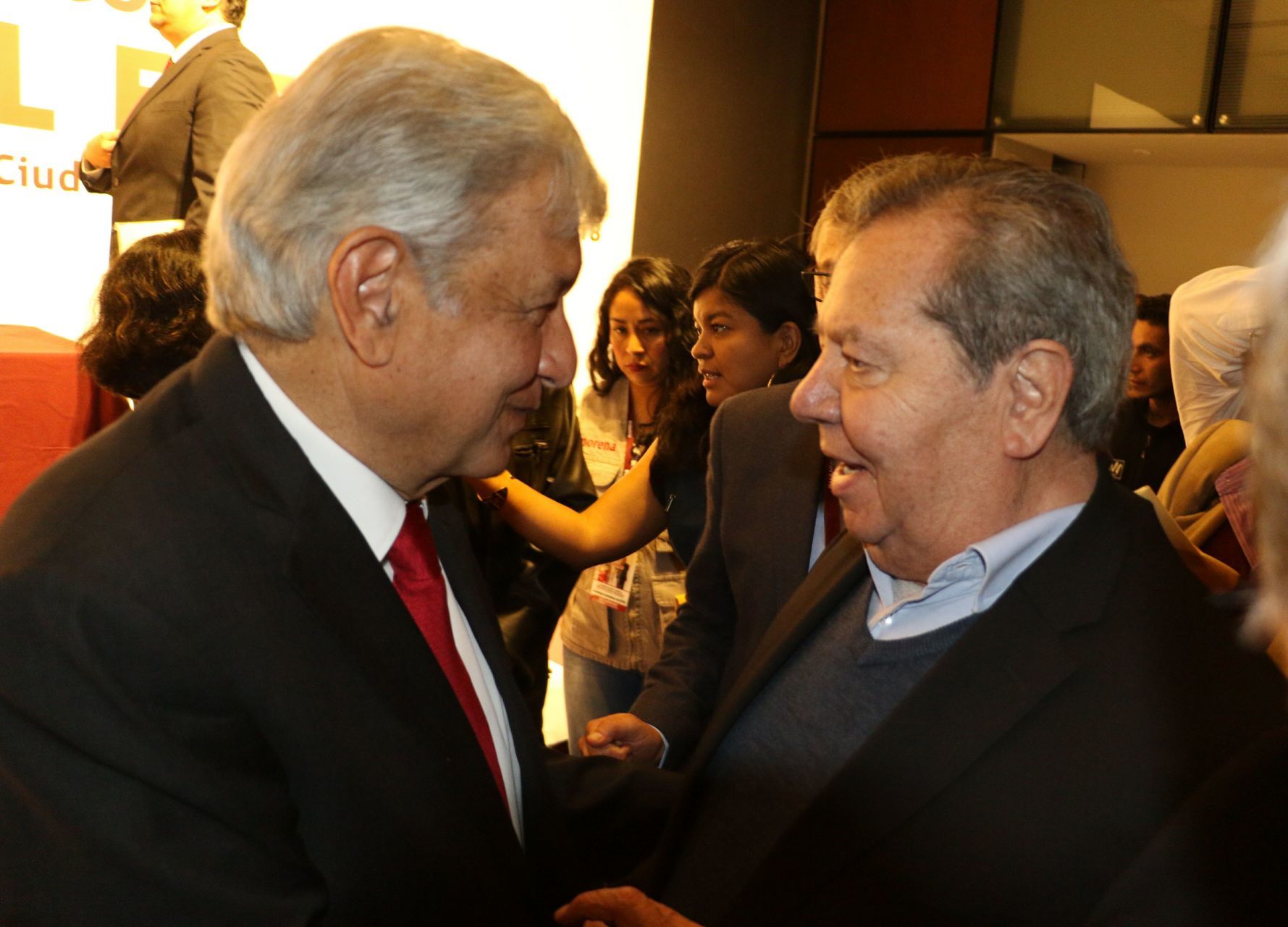 Porfirio Muñoz Ledo felicitando a Andrés Manuel Lopez Obrador al termino del registro como candidato a presidente de la República por parte de Movimiento de Regeneración Nacional. (FOTO: SAÚL LÓPEZ /CUARTOSCURO.COM)