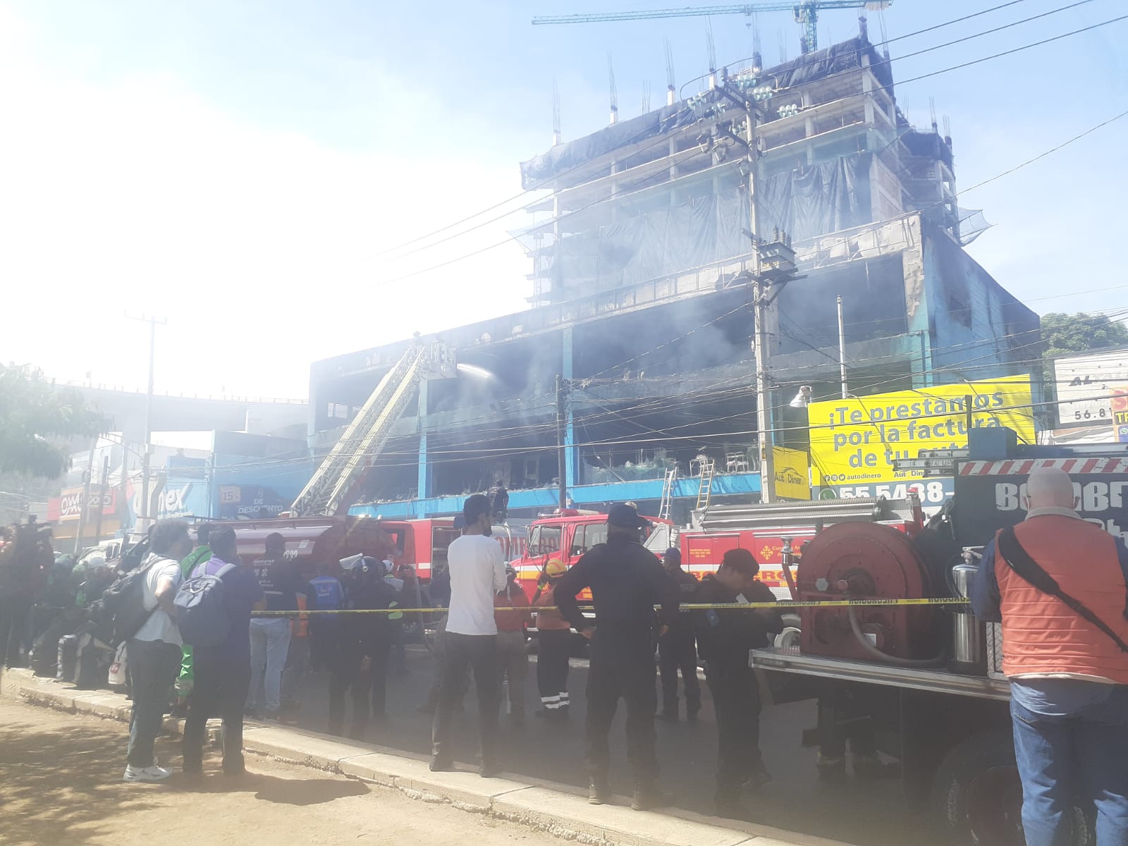 Clientes y empleado de Galerías el Triunfo se alertaron ante el sonido de vidrios rompiéndose cuando comenzó el fuego (Foto: Cristopher Cruz/Infobae México)