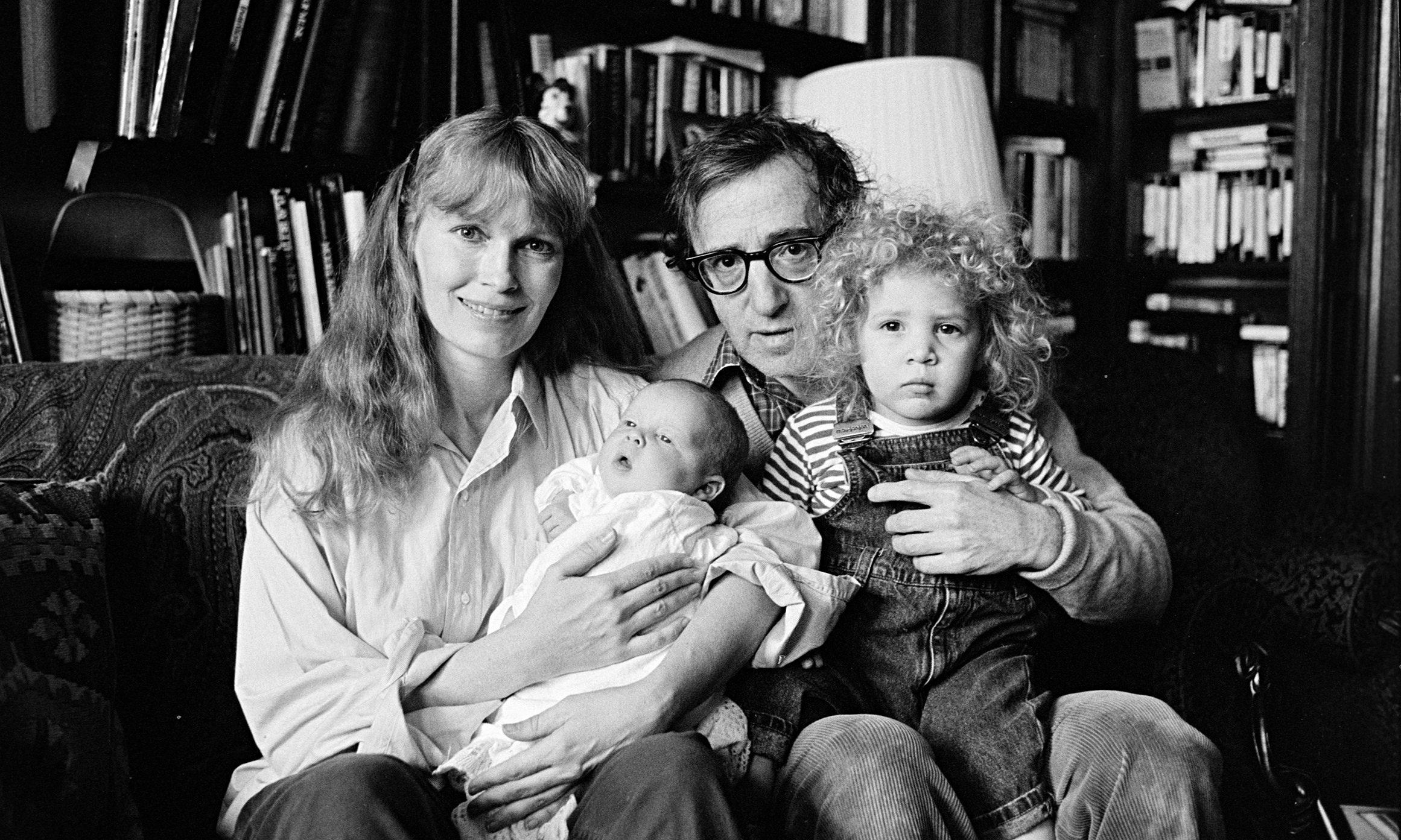 Mia Farrow y Woody Allen con un pequeño Ronan y Dylan  (Getty)