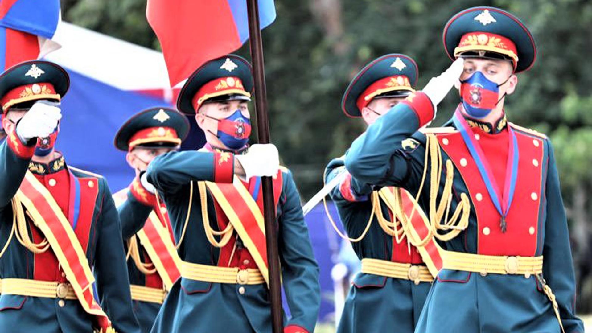Soldados rusos desfilando durante una celebración en el campo de Carabobo