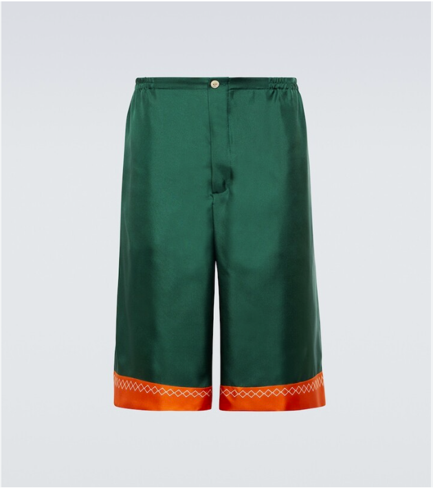 El pantalón con los mismos detalles en naranja y ribetes que la camisa