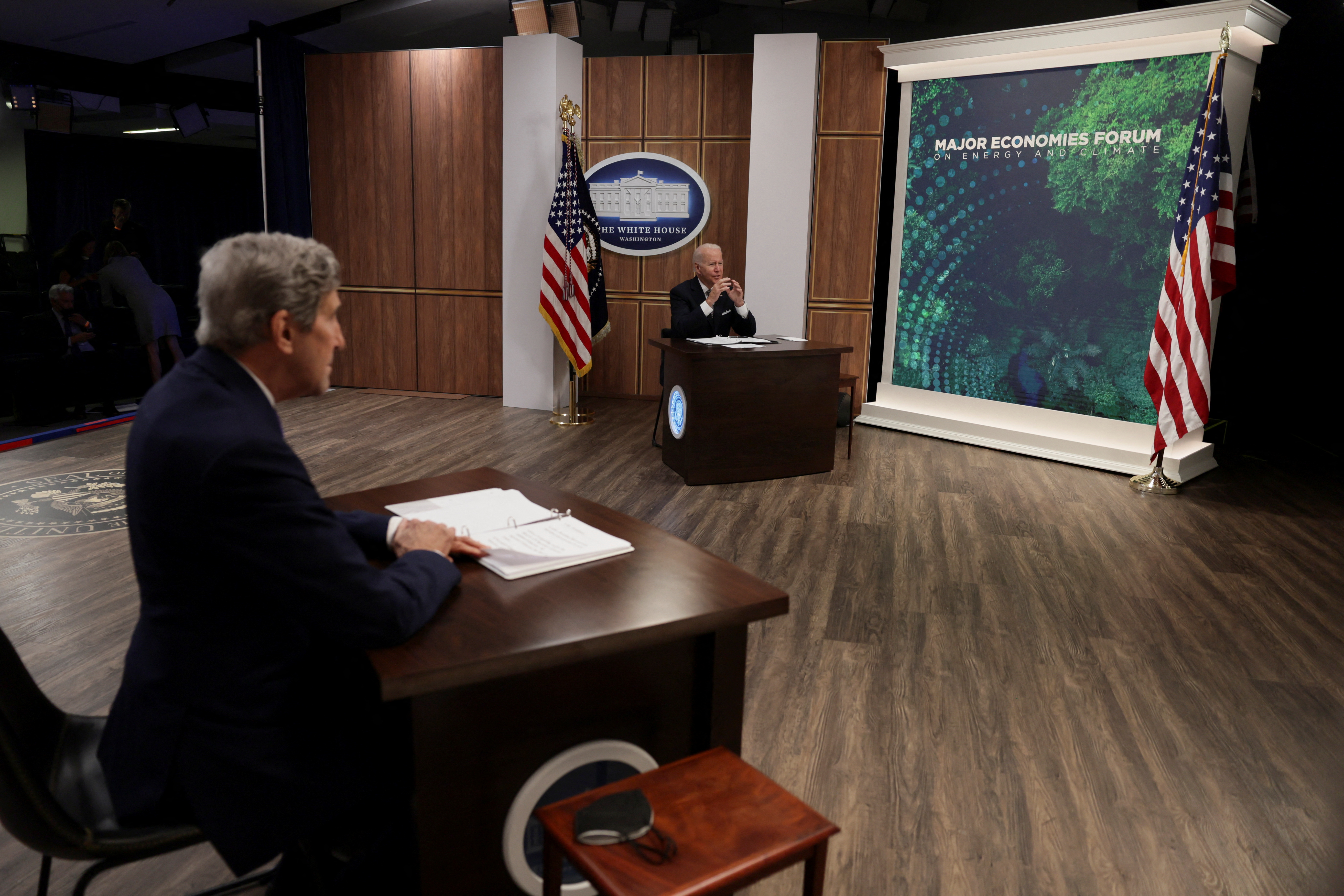 El presidente de EE.UU., Joe Biden, habla cerca del enviado presidencial especial para el clima, John Kerry, durante la celebración del Foro de las Principales Economías sobre Energía y Cambio Climático (MEF) en el auditorio South Court del complejo de la Casa Blanca en Washington, EE.UU., el 17 de junio de 2022. REUTERS/Evelyn Hockstein