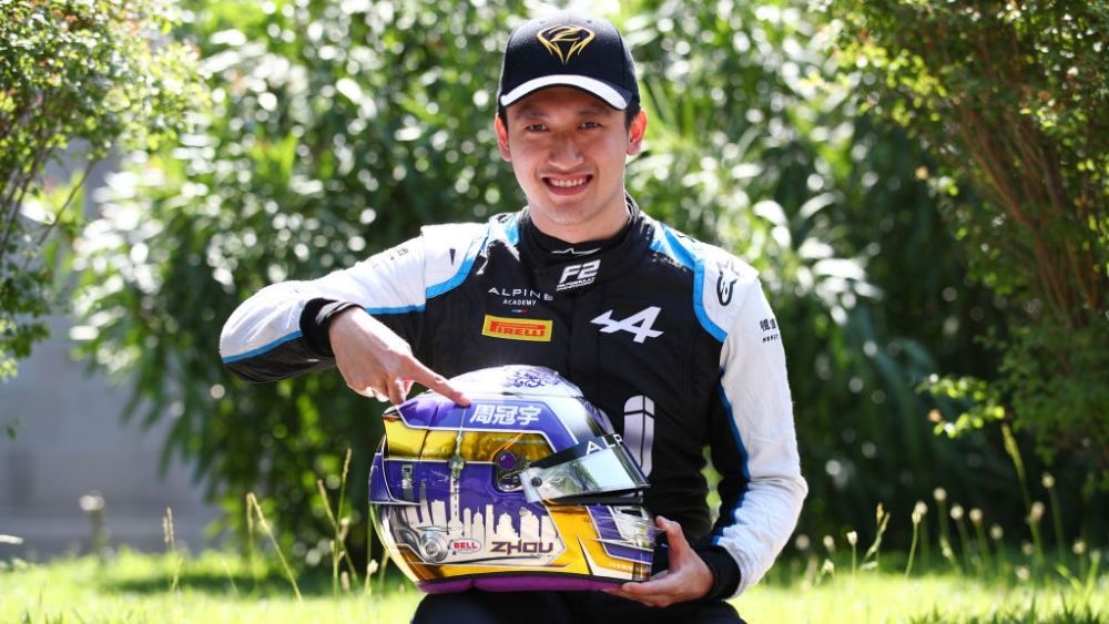 Guanyu Zhou con el casco que le dedicó a Kobe Bryant (Foto: FIA Fórmula 2)