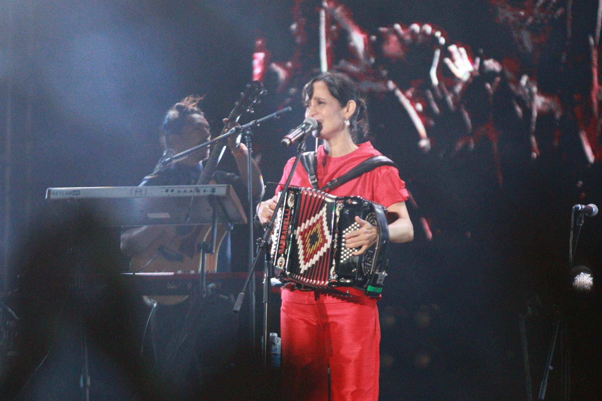 El concierto de Julieta Venegas en el Vive Latino estuvo íntegramente dedicado a la mujer y su revolución (Foto: Gustavo Azem/ Infobae)