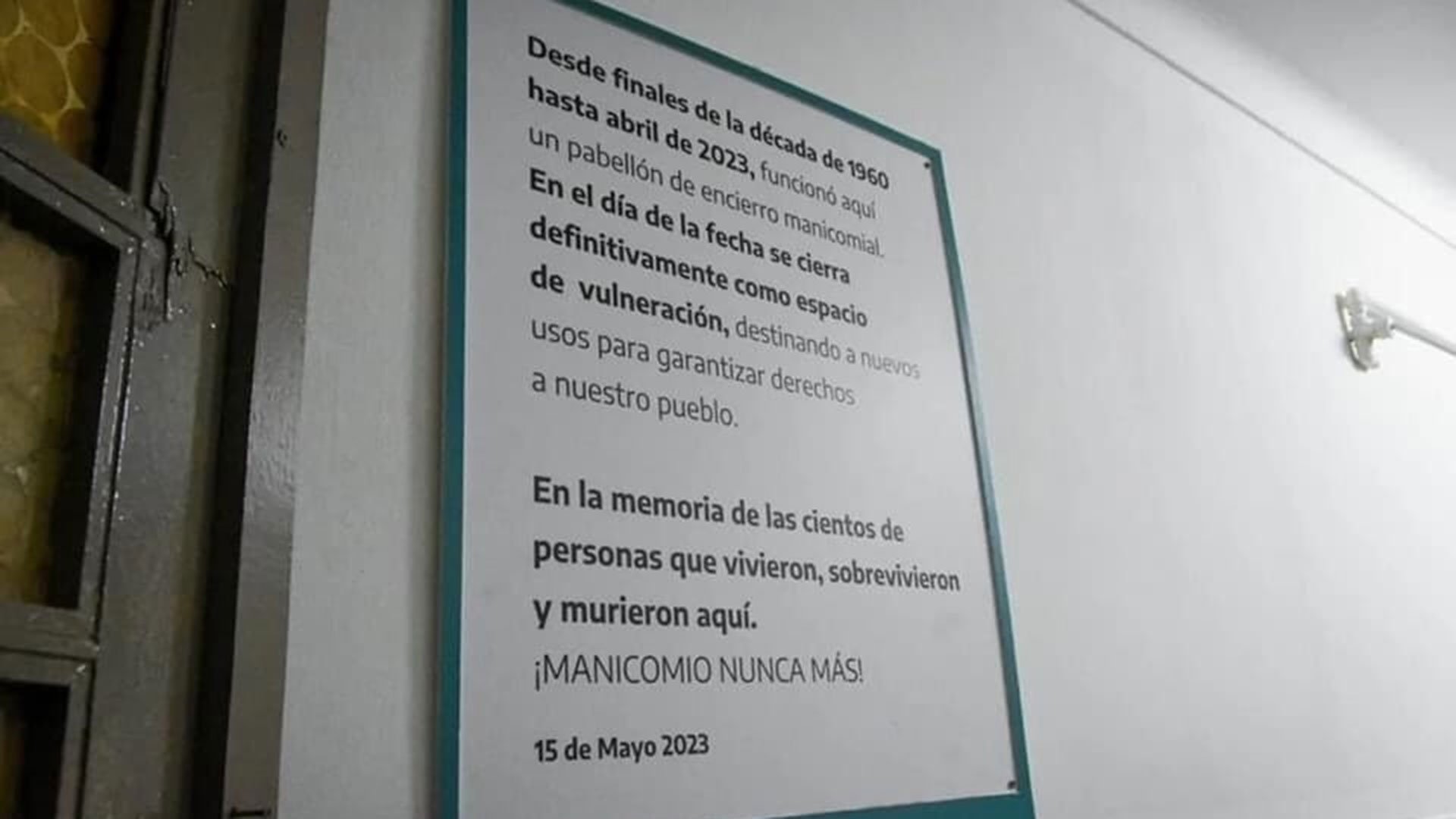 "¡Manicomio nunca más!": el insólito y agraviante cartel que el gobierno de Kicillof colocó en el hospital Alejandro Korn