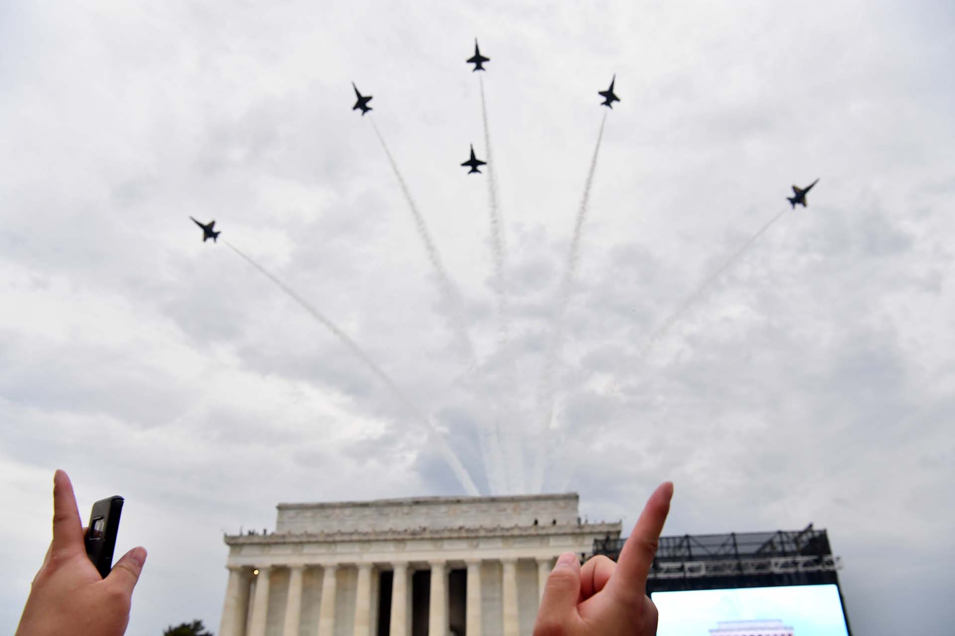 (IMÁGENES DE ARCHIVO) La gente señala al Escuadrón de Demostración de Vuelo de la Marina de los Estados Unidos, los Ángeles Azules, mientras sobrevuelan el Monumento a Lincoln durante el evento del 4 de julio "Salute to America" ​​en Washington, DC, 4 de julio de 2019 (Foto de Nicholas Kamm / AFP)
