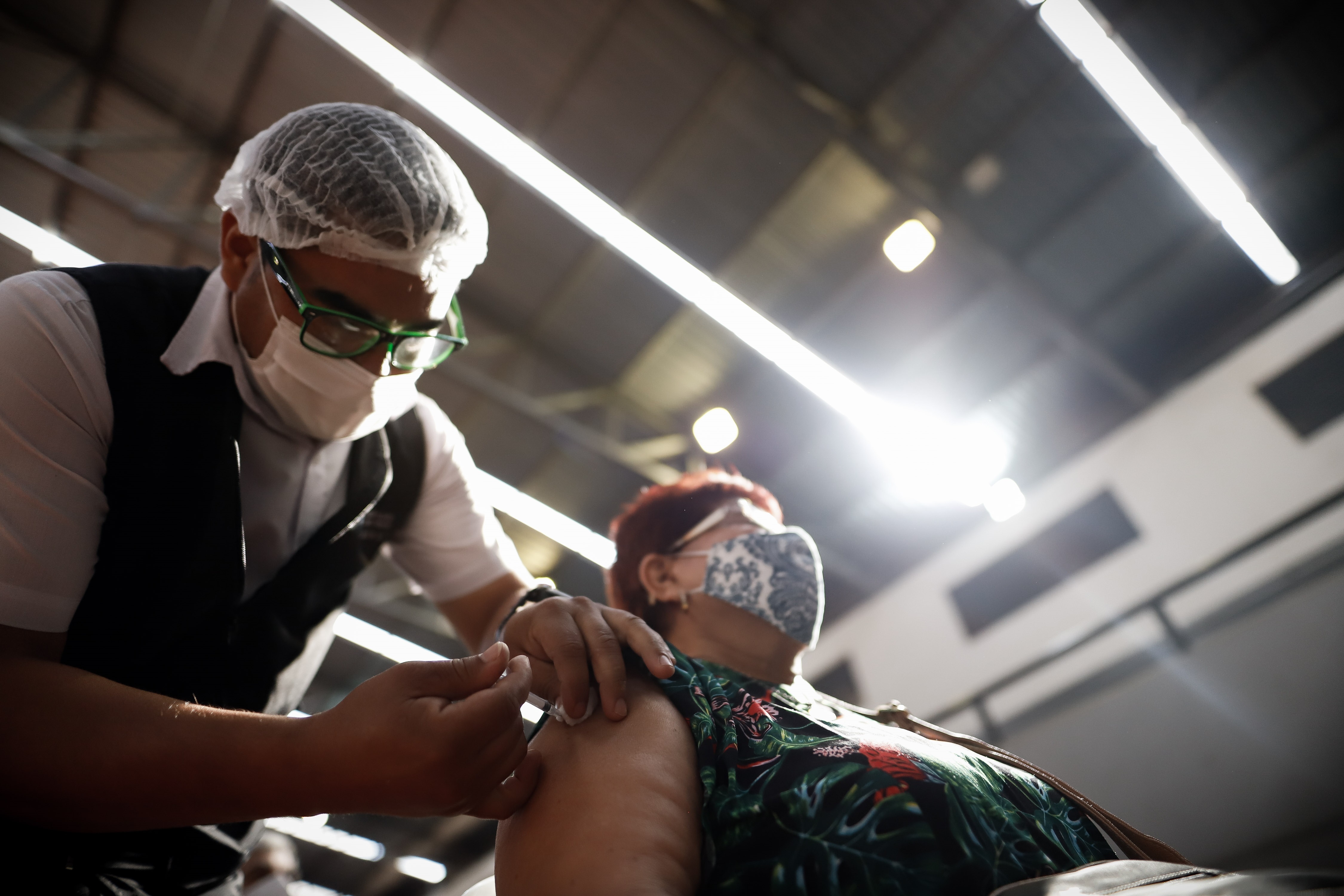 Una mujer recibe una dosis de la vacuna contra el coronavirus (EFE/ Nathalia Aguilar/Archivo)
