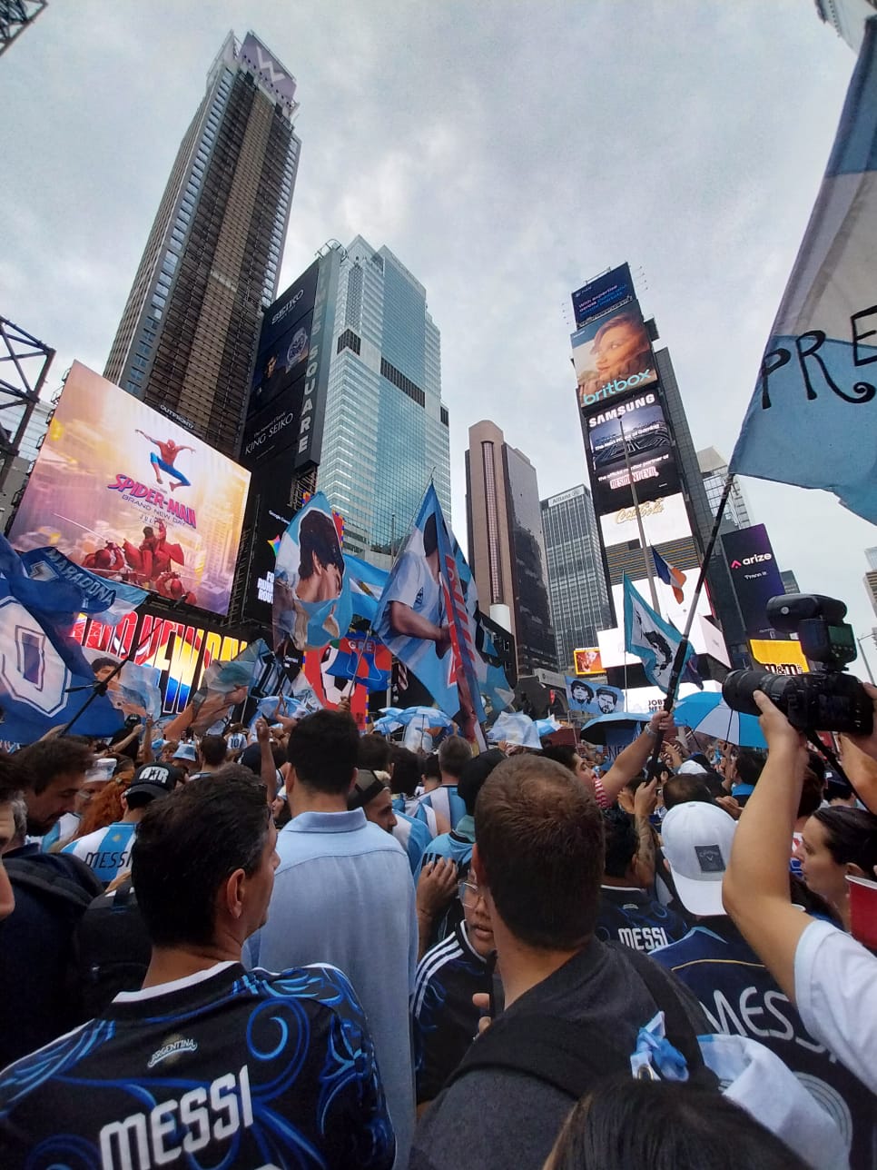 El multitudinario banderazo con 10.000 hinchas argentinos en Times Square antes de la final del Mundial