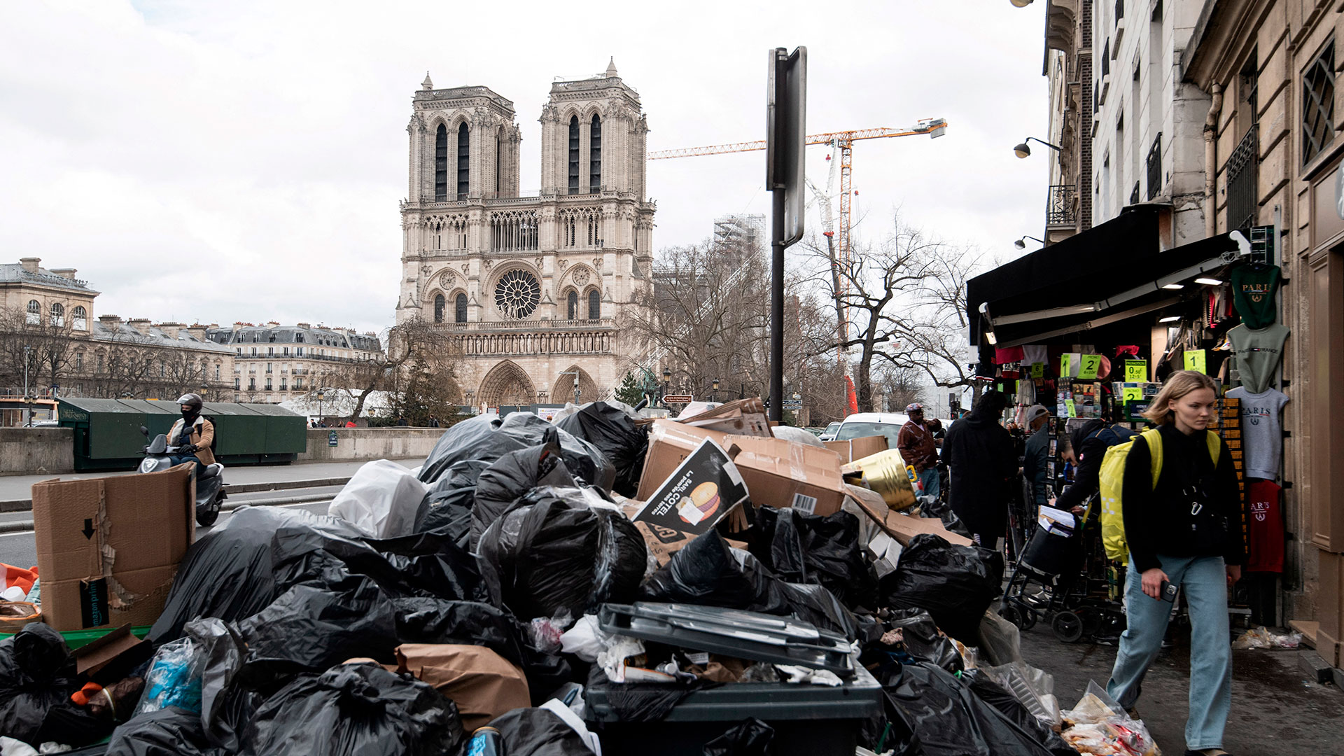 A días de definirse la reforma jubilatoria, los franceses mantienen su lucha con toneladas de basura como aliada
