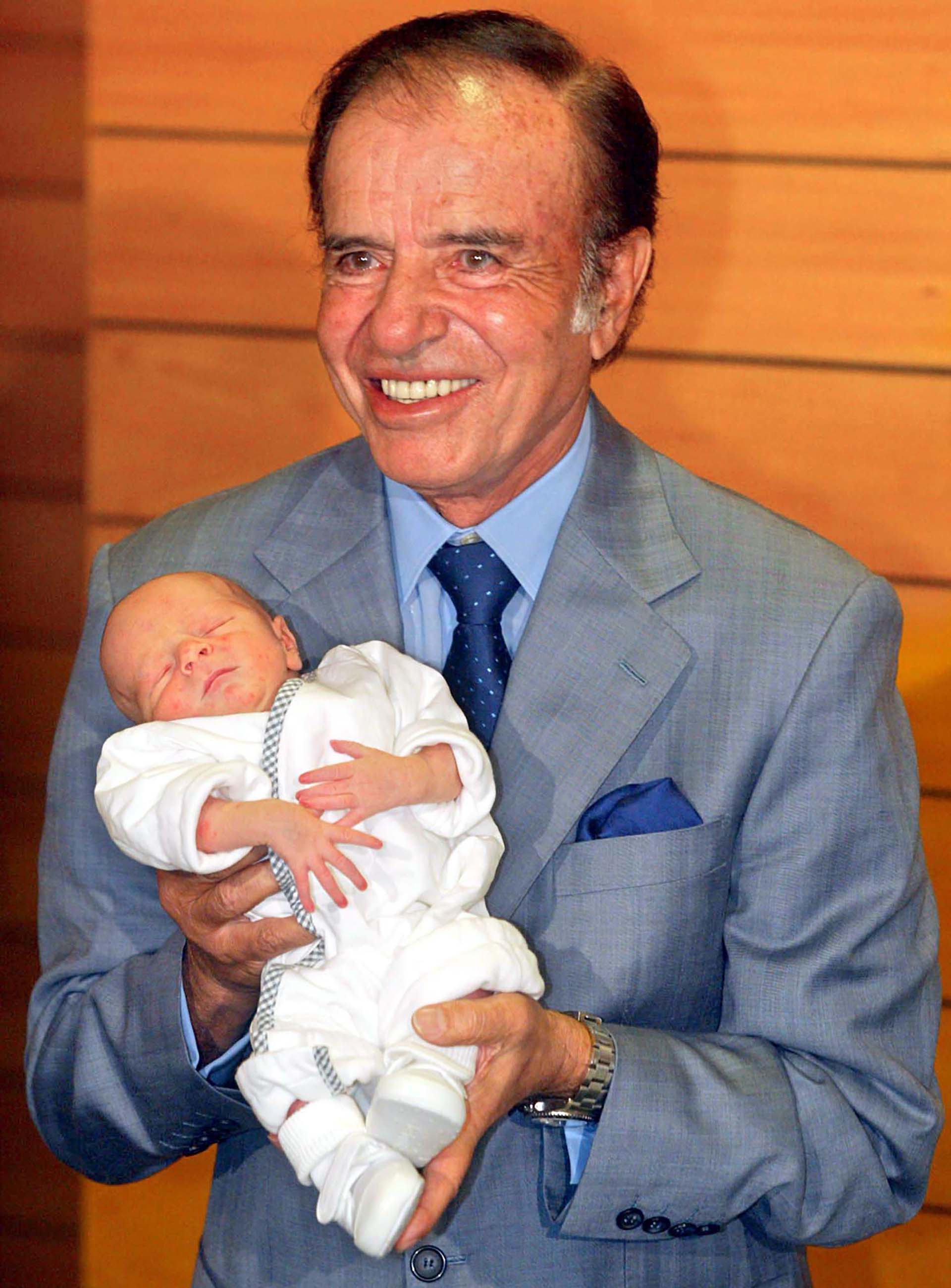 El 19 de noviembre de 2003, Carlos Menem se convirtió nuevamente en padre a los 73 años. Aquél día nació Máximo Saúl