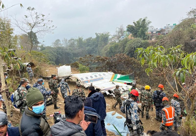 Equipos de rescate trabajan para recuperar cuerpos de los restos del accidente de un avión operado por Yeti Airlines, en Pokhara, Nepal (REUTERS)