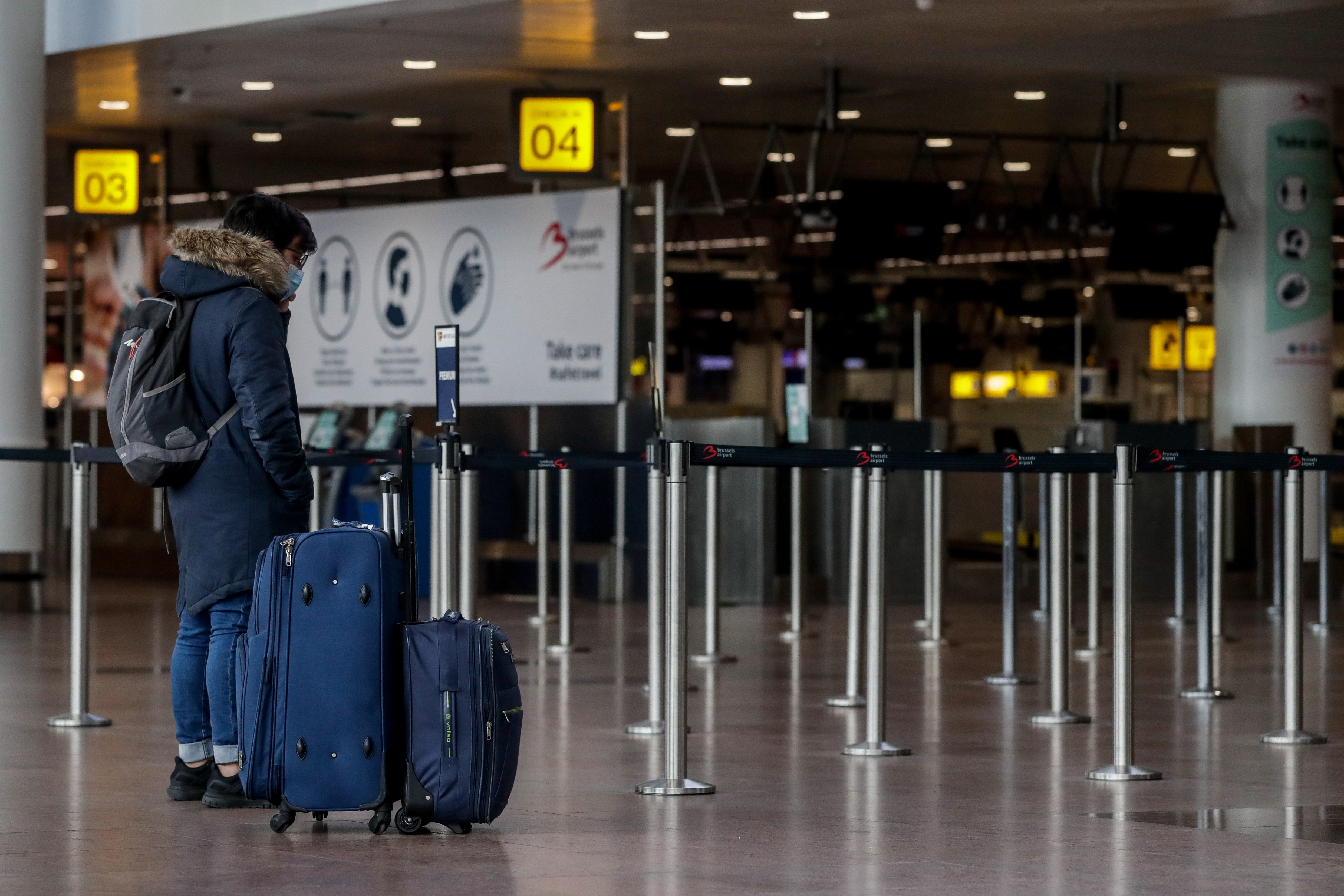 Un viajero en el aeropuerto de Bruselas (EFE/EPA/STEPHANIE LECOCQ/Archivo)
