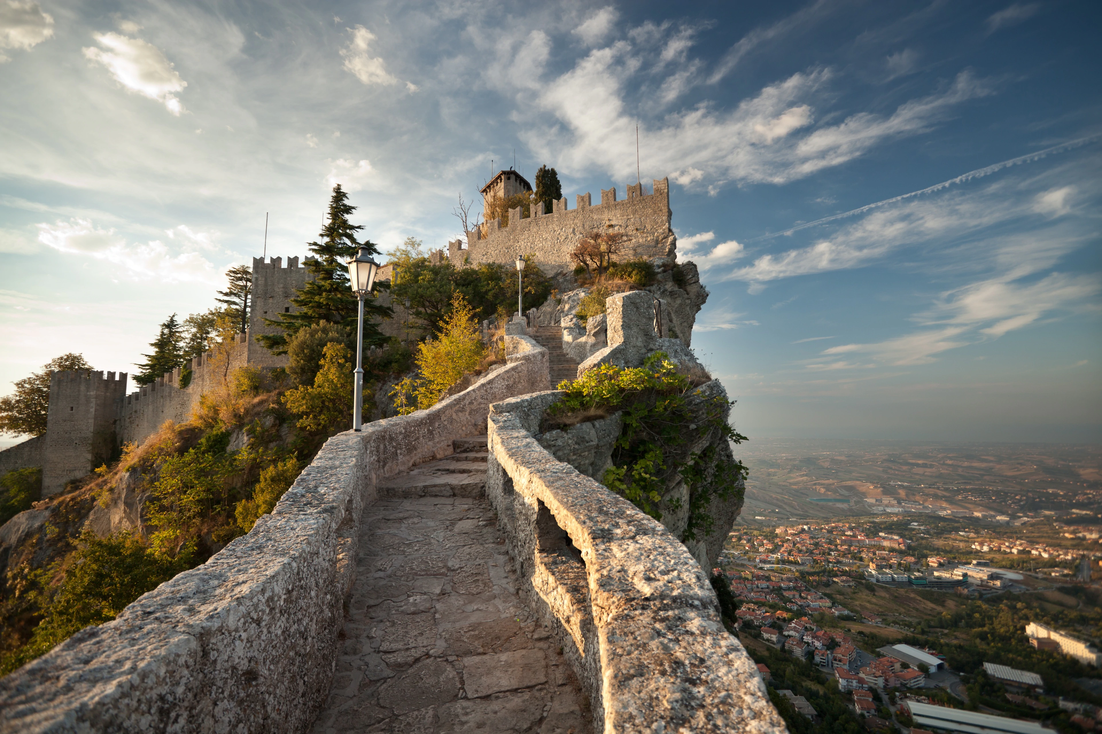 San Marino se extiende por una de las laderas del Monte Titano