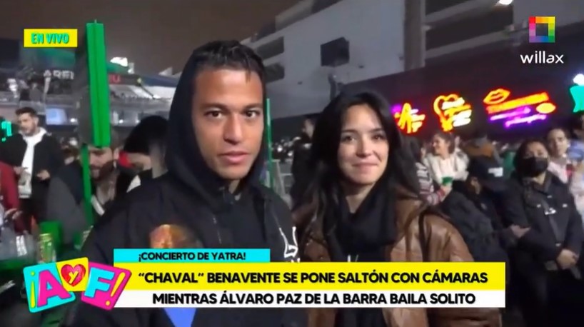 Cristian Benavente y su pareja en el concierto de Sebastián Yatra. (Captura TV)