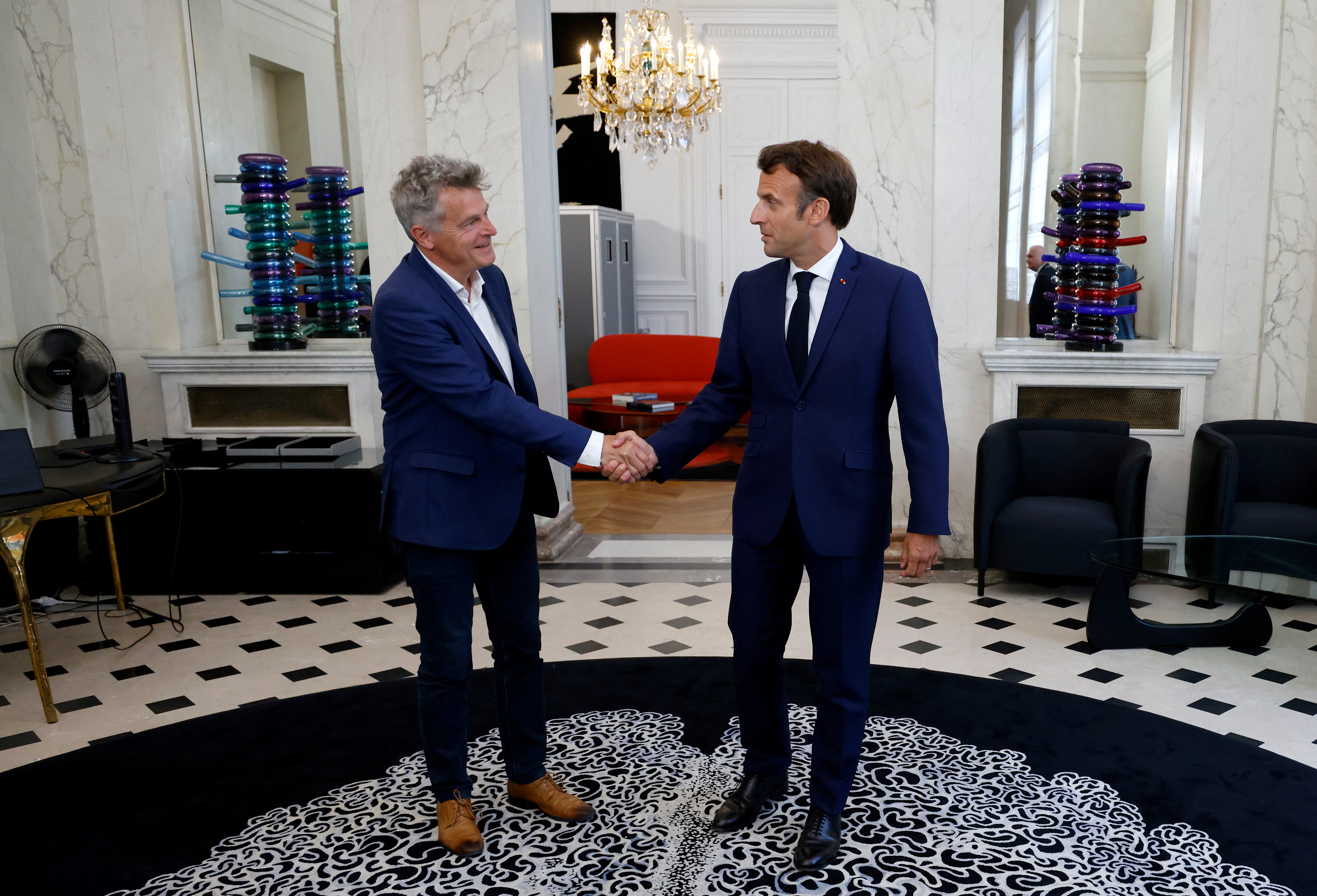Fabien Roussel, del Partido Comunista, con Emmanuel Macron