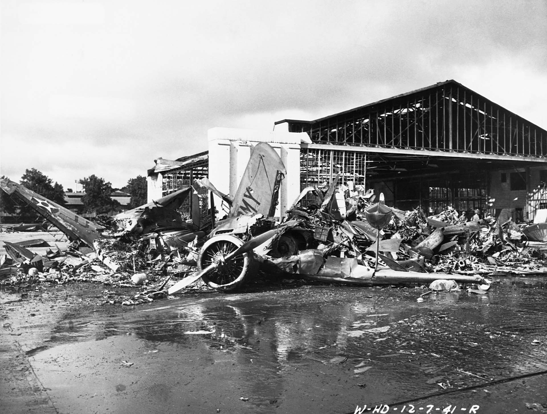 Aviones destruidos en junto a un hangar reducido a escombros en el aeródromo Wheeler como resultado del ataque japonés a Pearl Harbor (Photo by © CORBIS/Corbis via Getty Images)