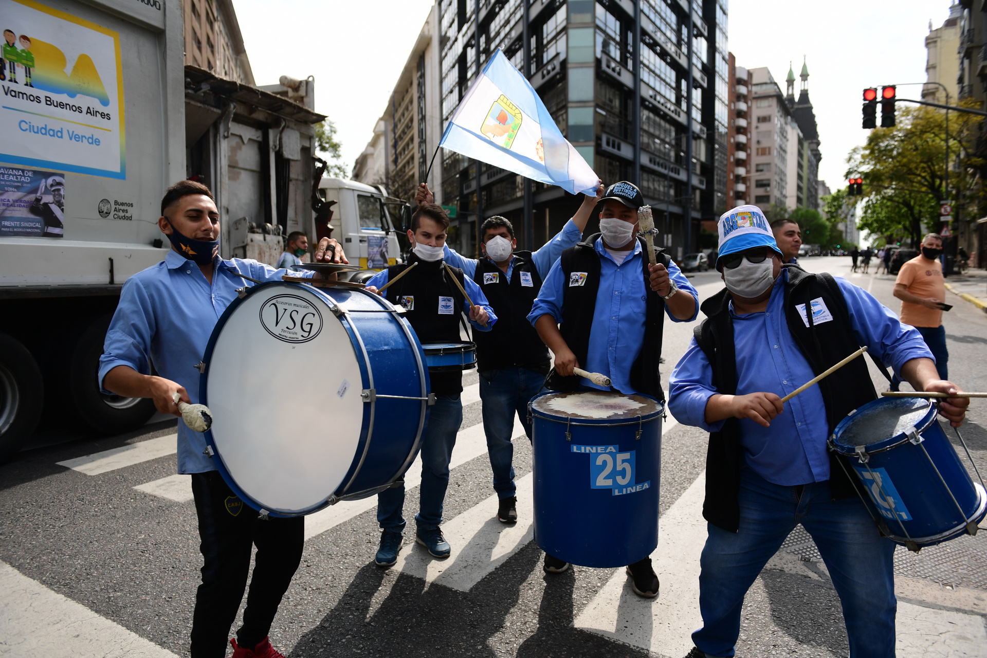 Desde las 7 de la mañana, los trabajadores que responden a Hugo Moyano se congregaron en la avenida 9 de Julio y Belgrano, para después marchar hacia el Obelisco