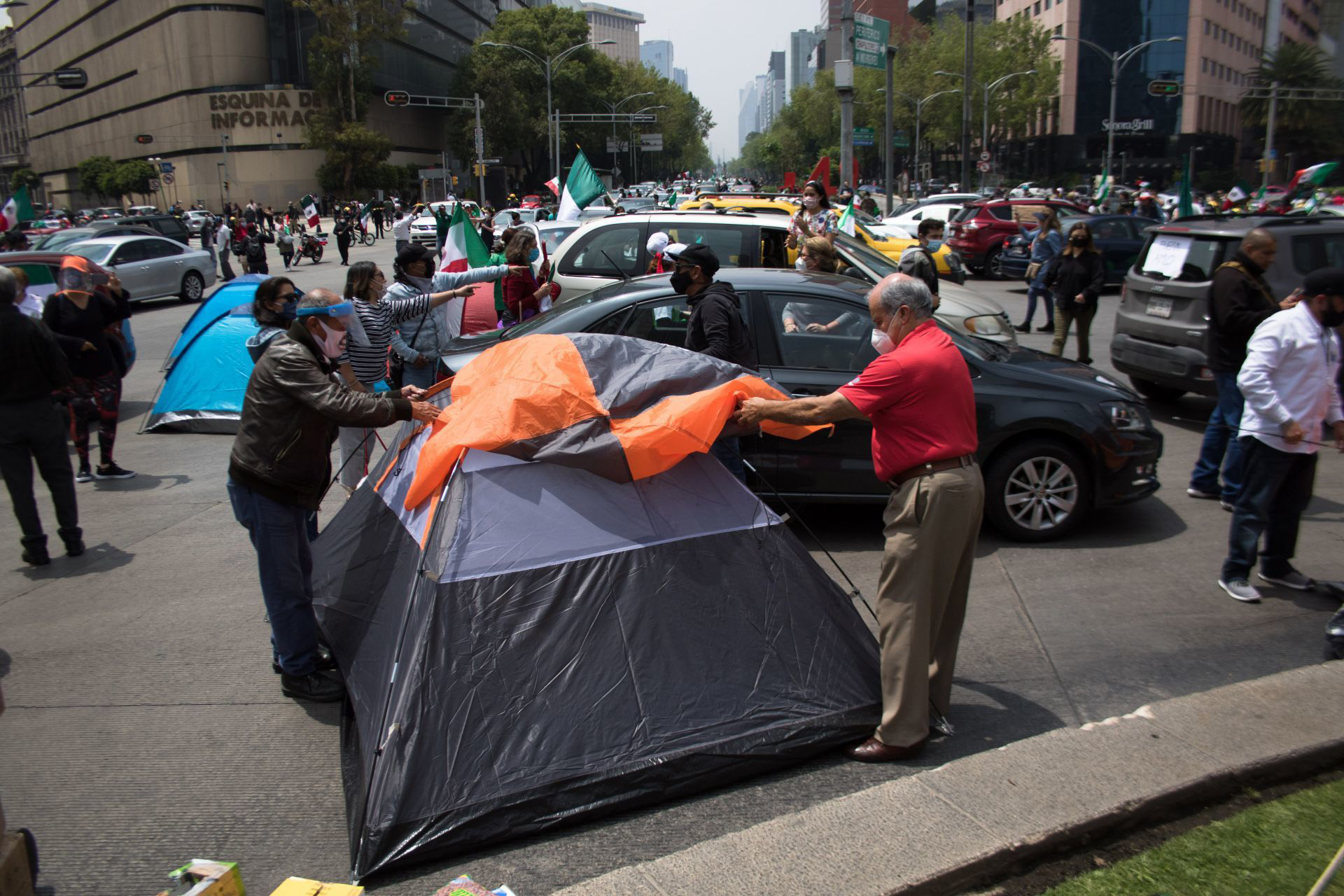 CIUDAD DE MÉXICO, 20SEPTIEMBRE2020.- Integrantes del Frente Nacional Anti-AMLO provenientes de diferentes estados de la República continúan con su plantón sobre avenida Juárez para exigir la renuncia del Jefe del Ejecutivo, al mediodía un caravana en auto de simpatizantes de este movimiento llegaron en apoyo por avenida Reforma, lo que aprovecharon para extender el plantón con casas de campaña en la glorieta en donde cruzan avenida Reforma, Juárez y Balderas. FOTO: MOISÉS PABLO/CUARTOSCURO.COM