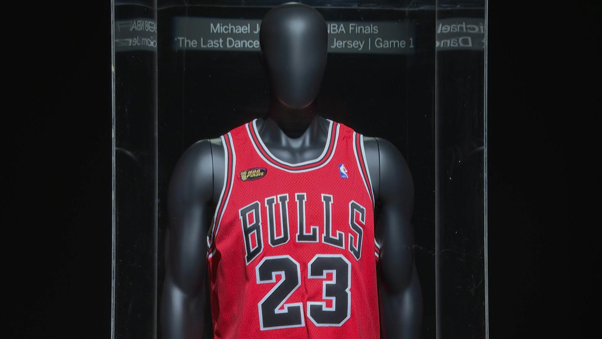 Una camiseta usada por el legendario Michael Jordan durante el primer partido de las Finales de la NBA de 1998, en las que conquistó su último anillo con los Chicago Bulls, fue vendida el jueves por un récord de 10,1 millones de dólares, anunció Sotheby's.