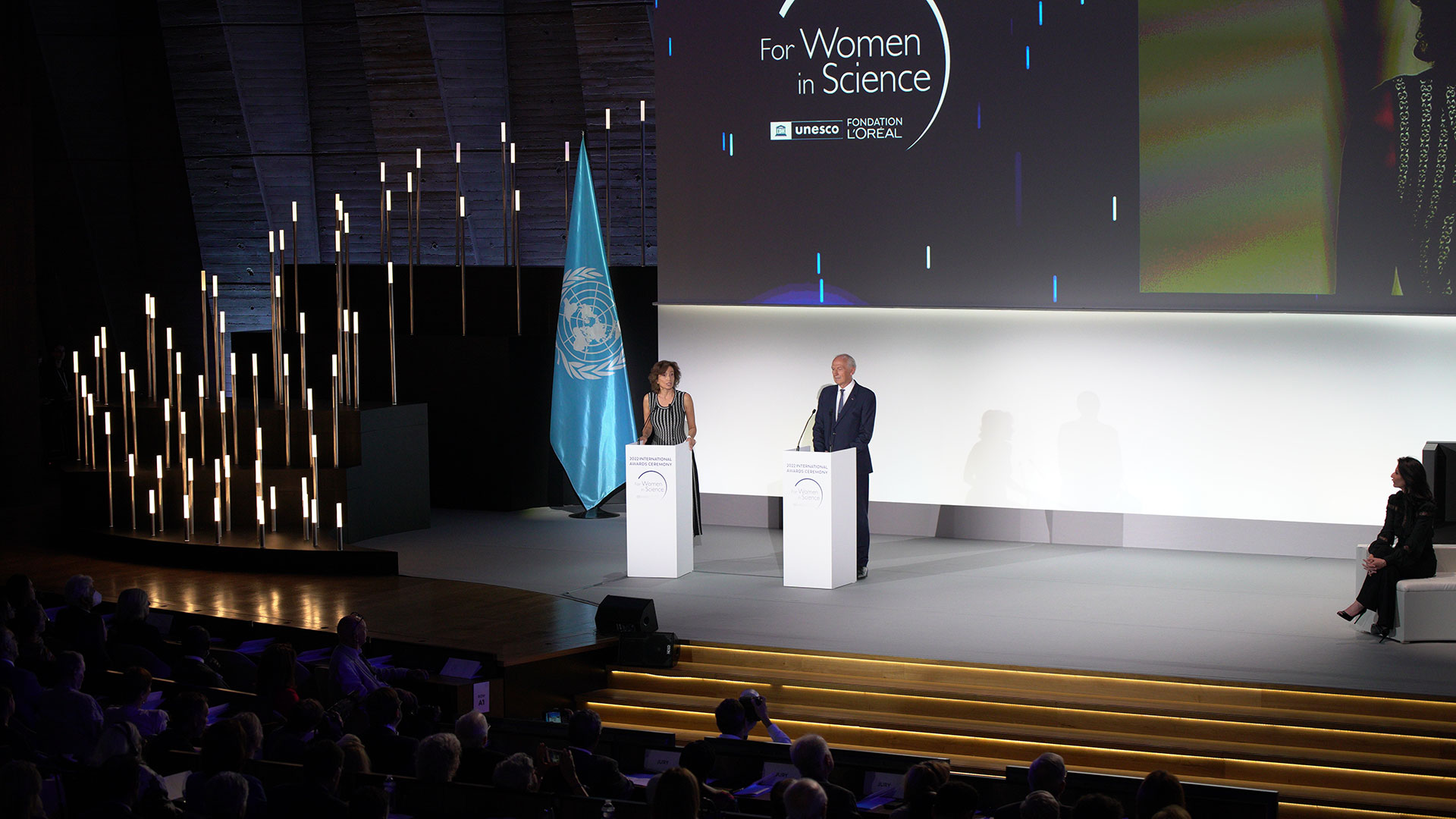 El Presidente de la fundación L’Oréal, Jean-Paul Agon, y la directora general de la UNESCO, Audrey Azoulay entregaron los premios en la  ceremonia a las científicas consagradas  
