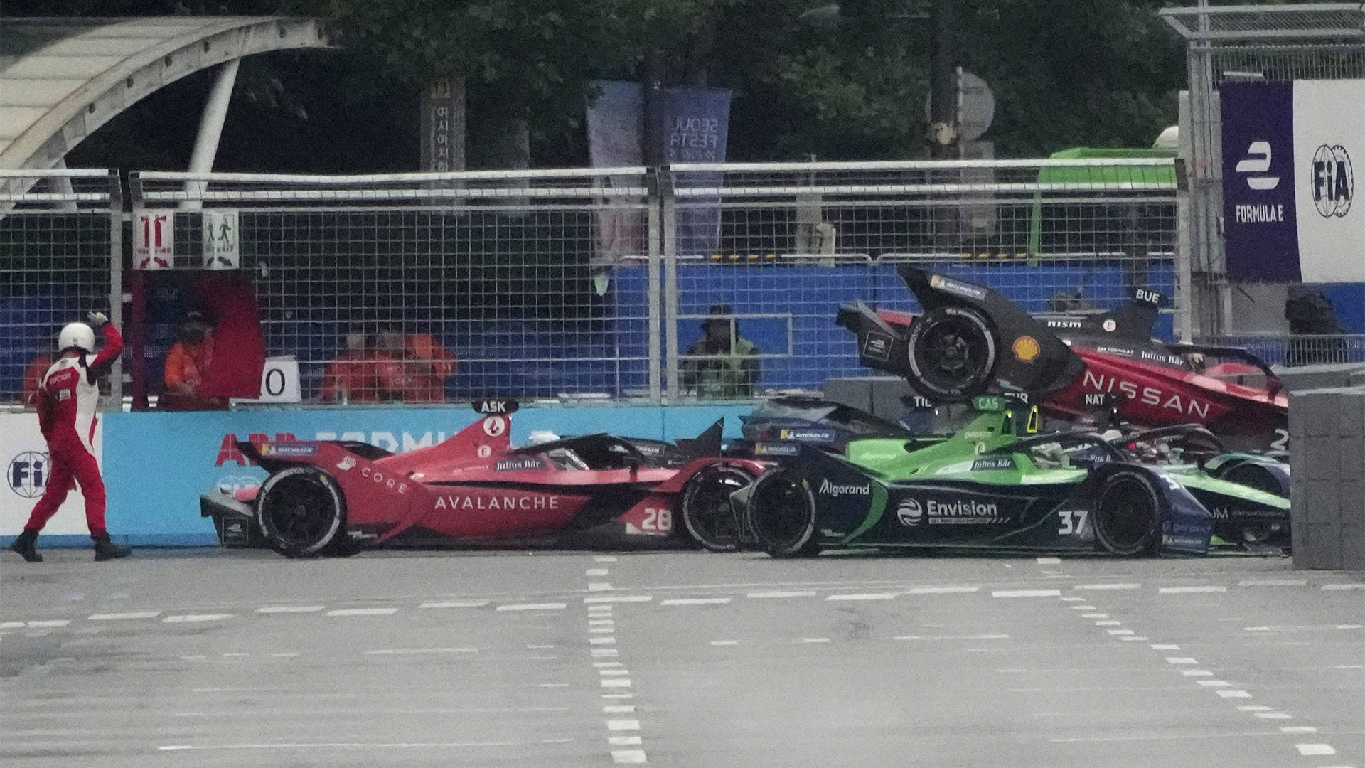 Así quedaron los autos tras el choque múltiple en la Fórmula E (AP Photo/Lee Jin-man)