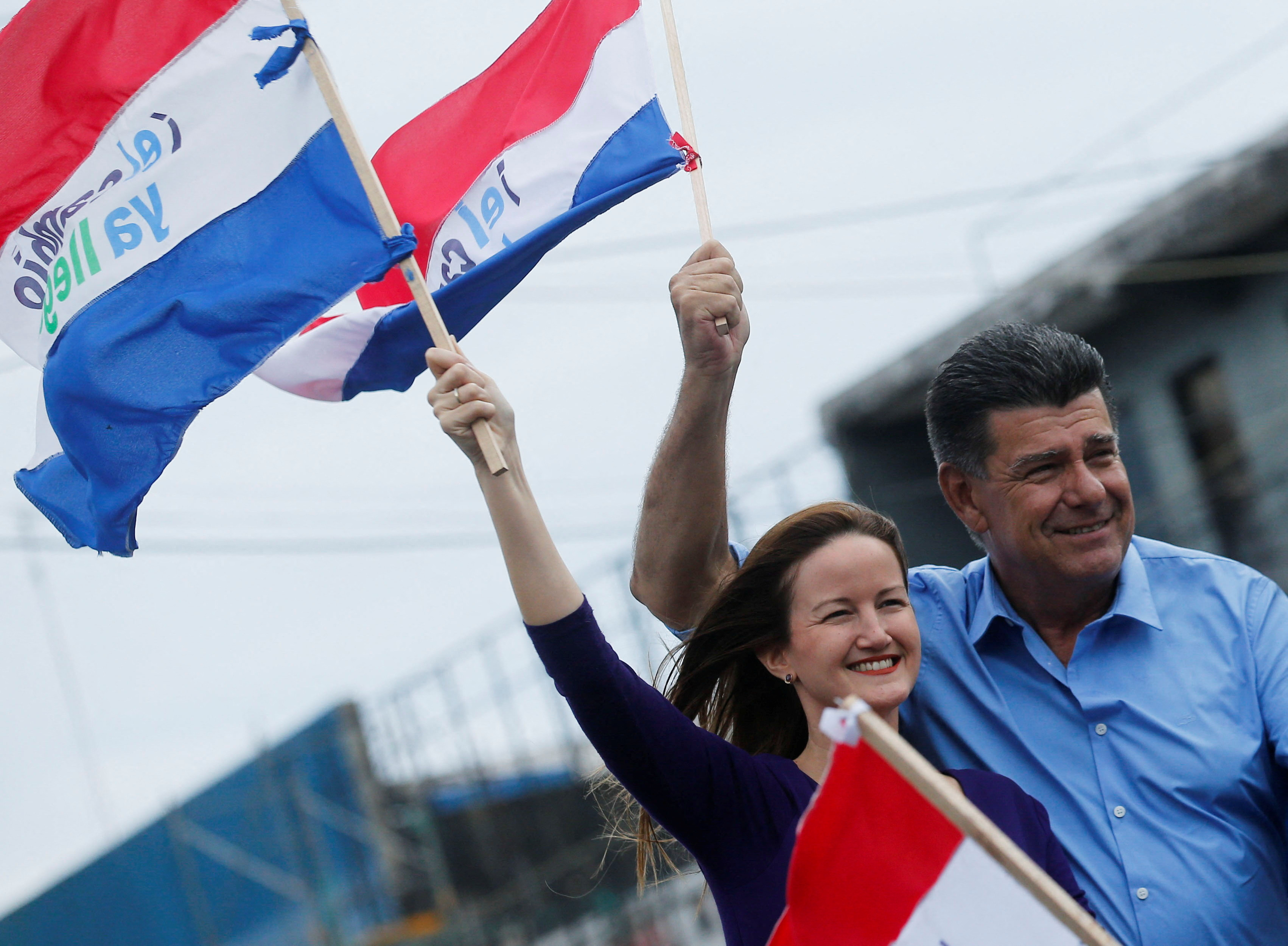 El candidato liberal a la presidencia de Praguay, Efraín Alegre, y su candidata a vicepresidenta, Soledad Nunez (Reuters)
