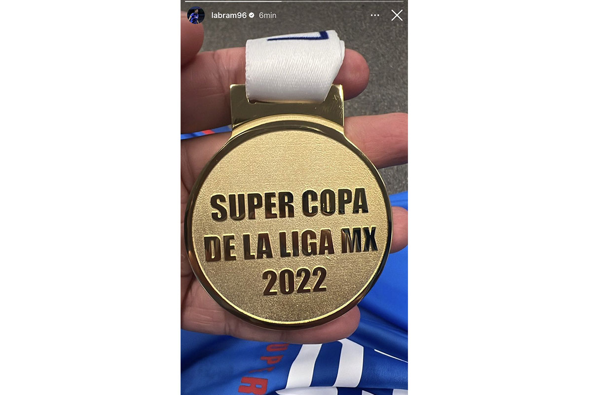 Luis Abram con su medalla de campeón con Cruz Azul. | Instagram Luis Abram