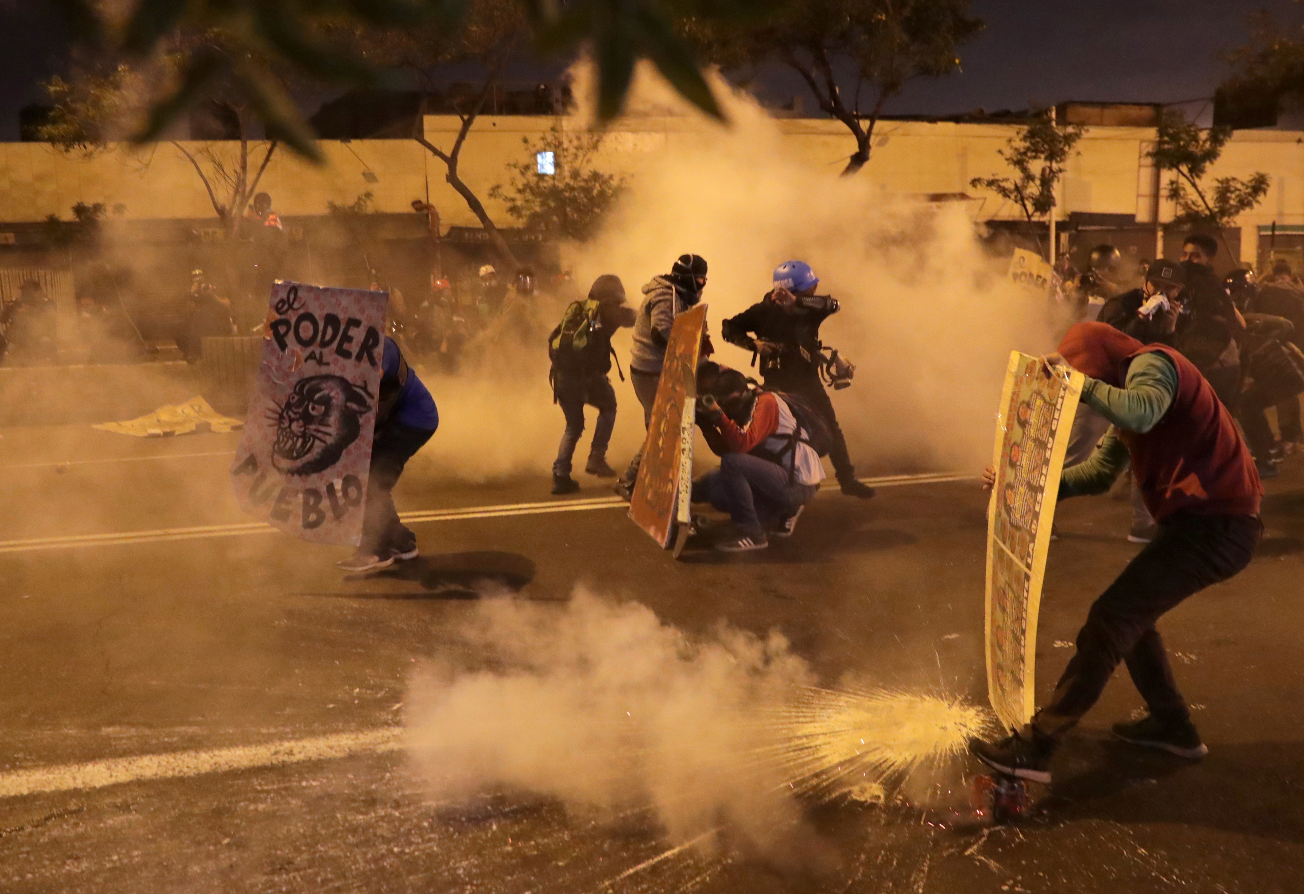 Gases lacrimógenos son disparados a por los agentes de seguridad a los manifestantes quienes se los devuelves a los policías 